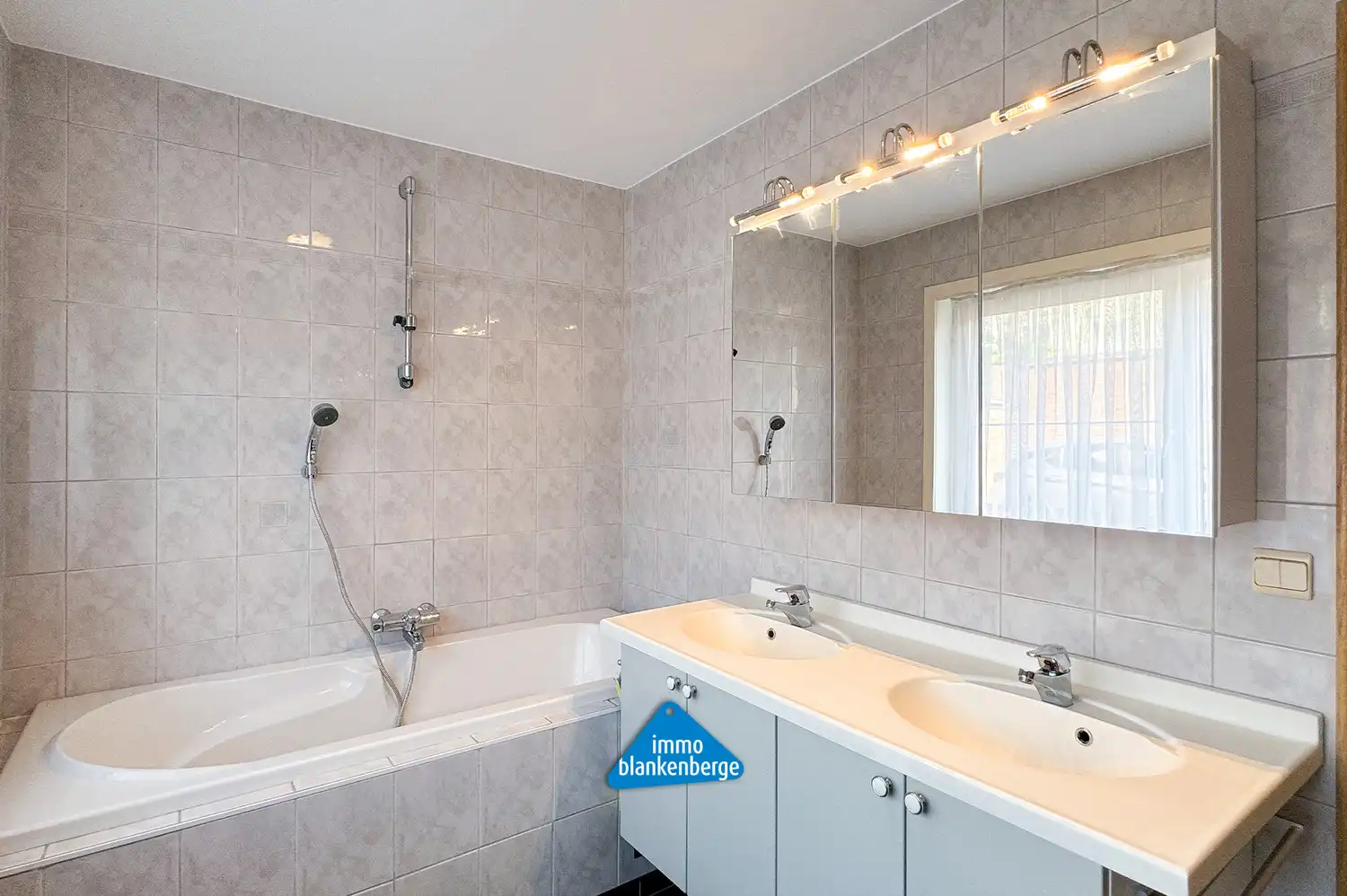 Gelijkvloers Appartement met Twee Slaapkamers foto 17