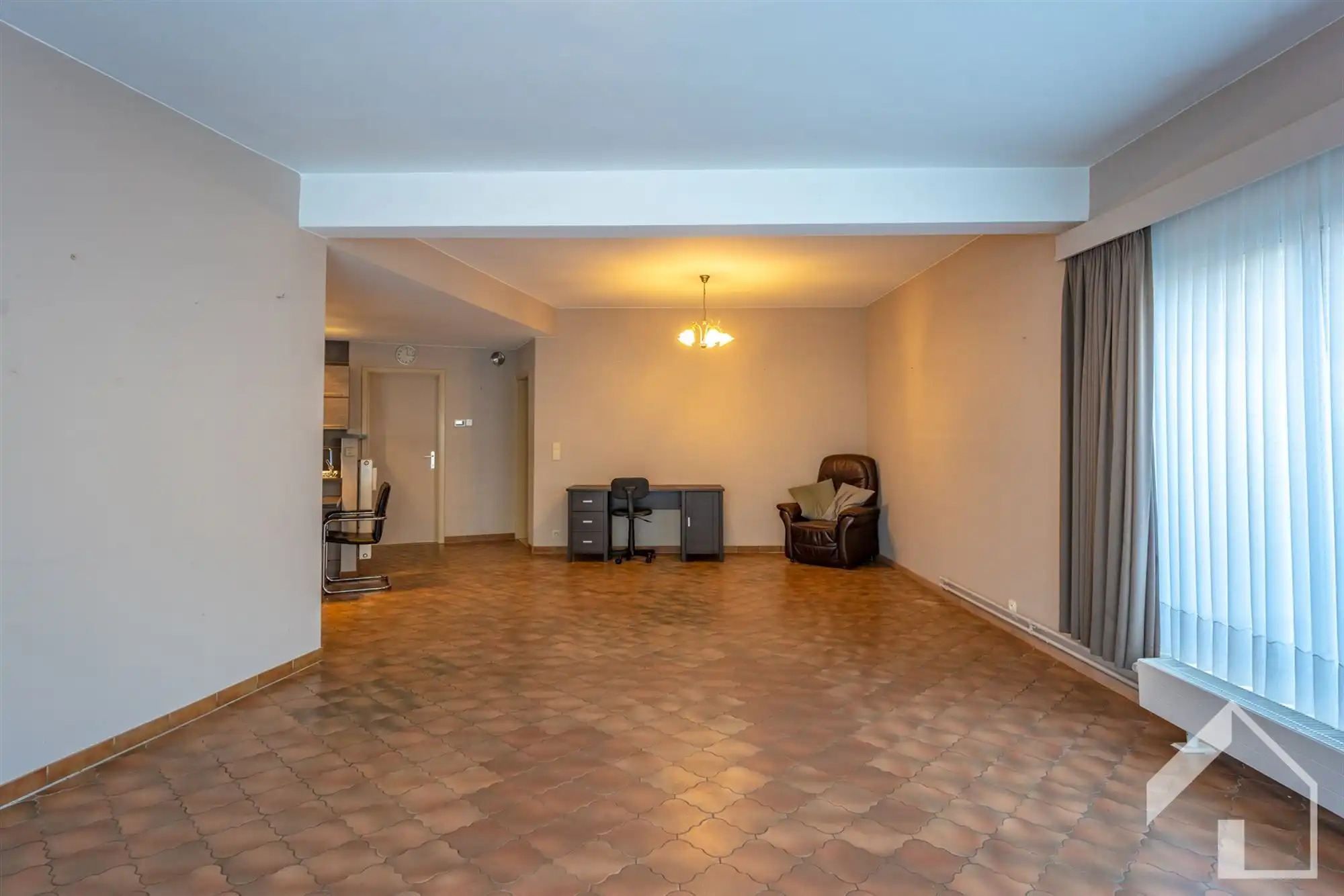 Ruim gelijkvloers appartement met garage en oprit foto 4