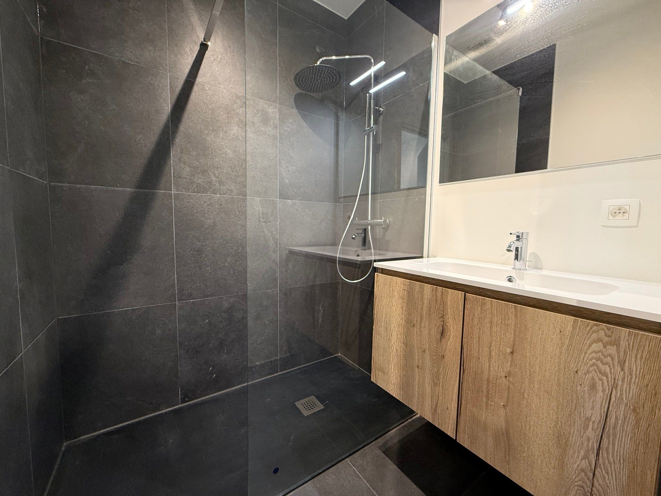 Modern nieuwbouwappartement met 3 slaapkamers op toplocatie in Ooigem. foto 10