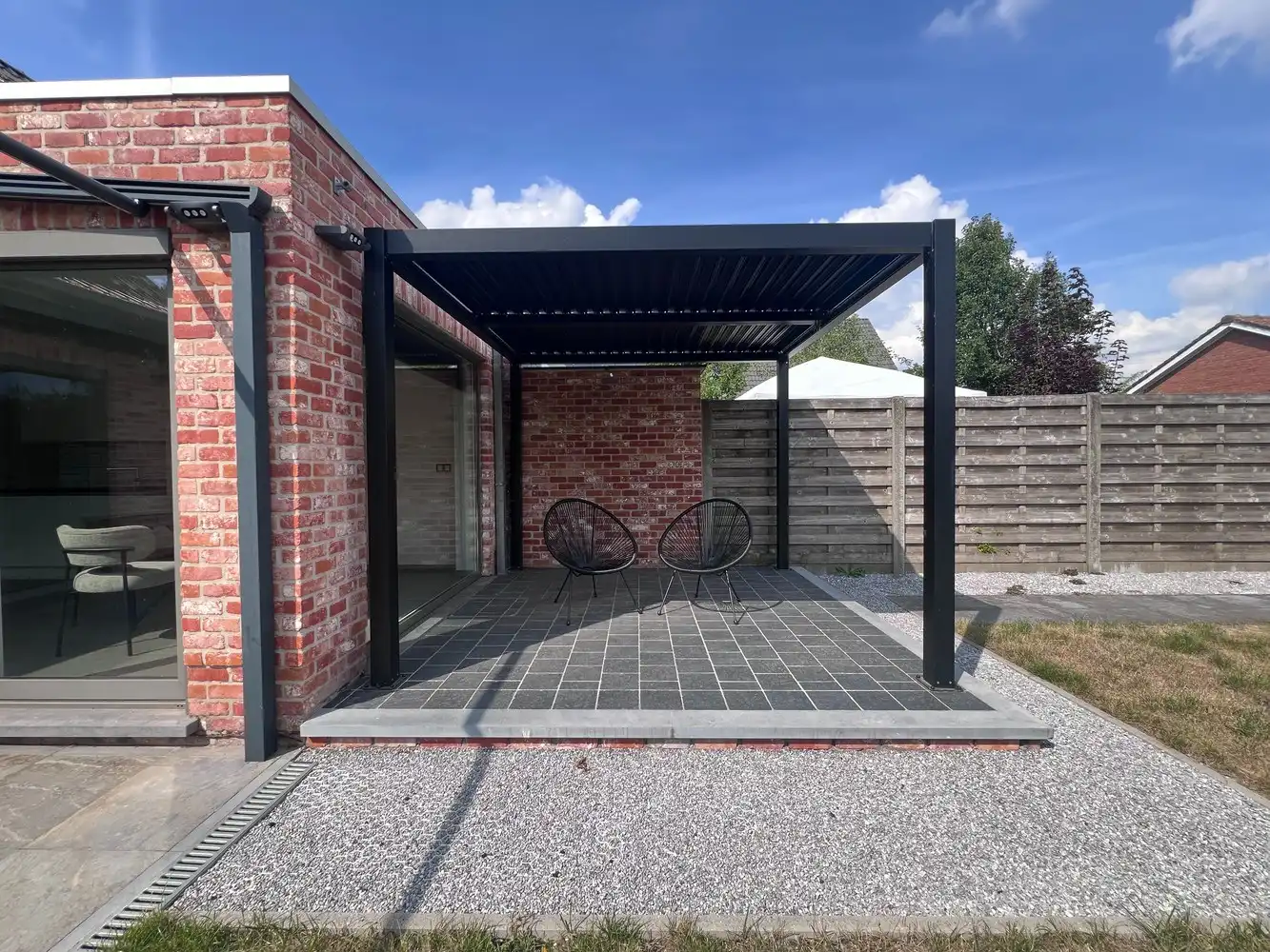 Rustig gelegen instapklare woning met 3 slaapkamers en 2 garages. foto 14