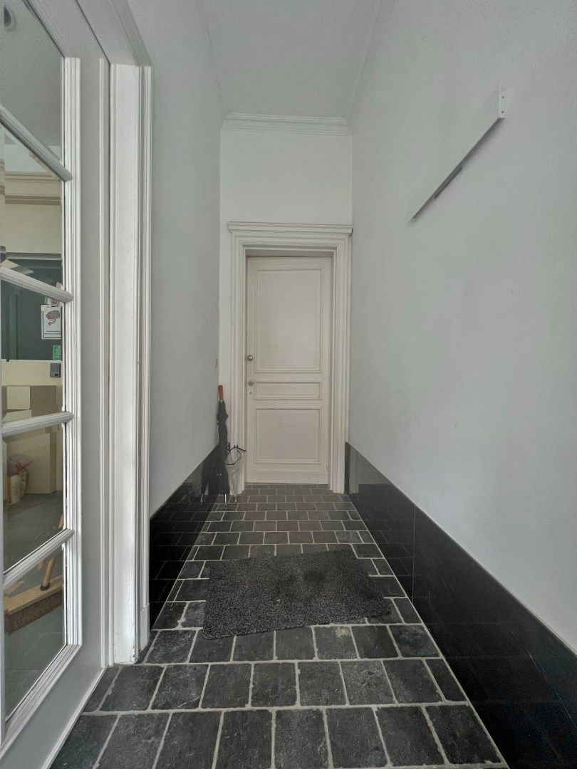 Modern duplex-appartement in het hartje van Ieper met zonnig terras foto 2