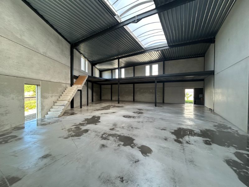 Nieuwbouw magazijn (411 m²) + mezzanine van 123 m² en 4 parkings foto {{pictureIndex}}