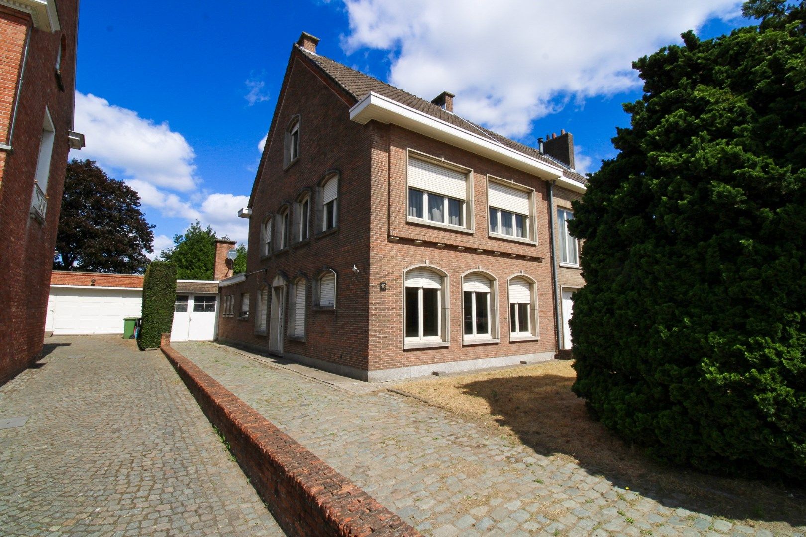 Charmante en ruime halfopen bebouwing met 5 slaapkamers, garage, tuin én topligging in hartje Sint-Niklaas te koop! foto 2