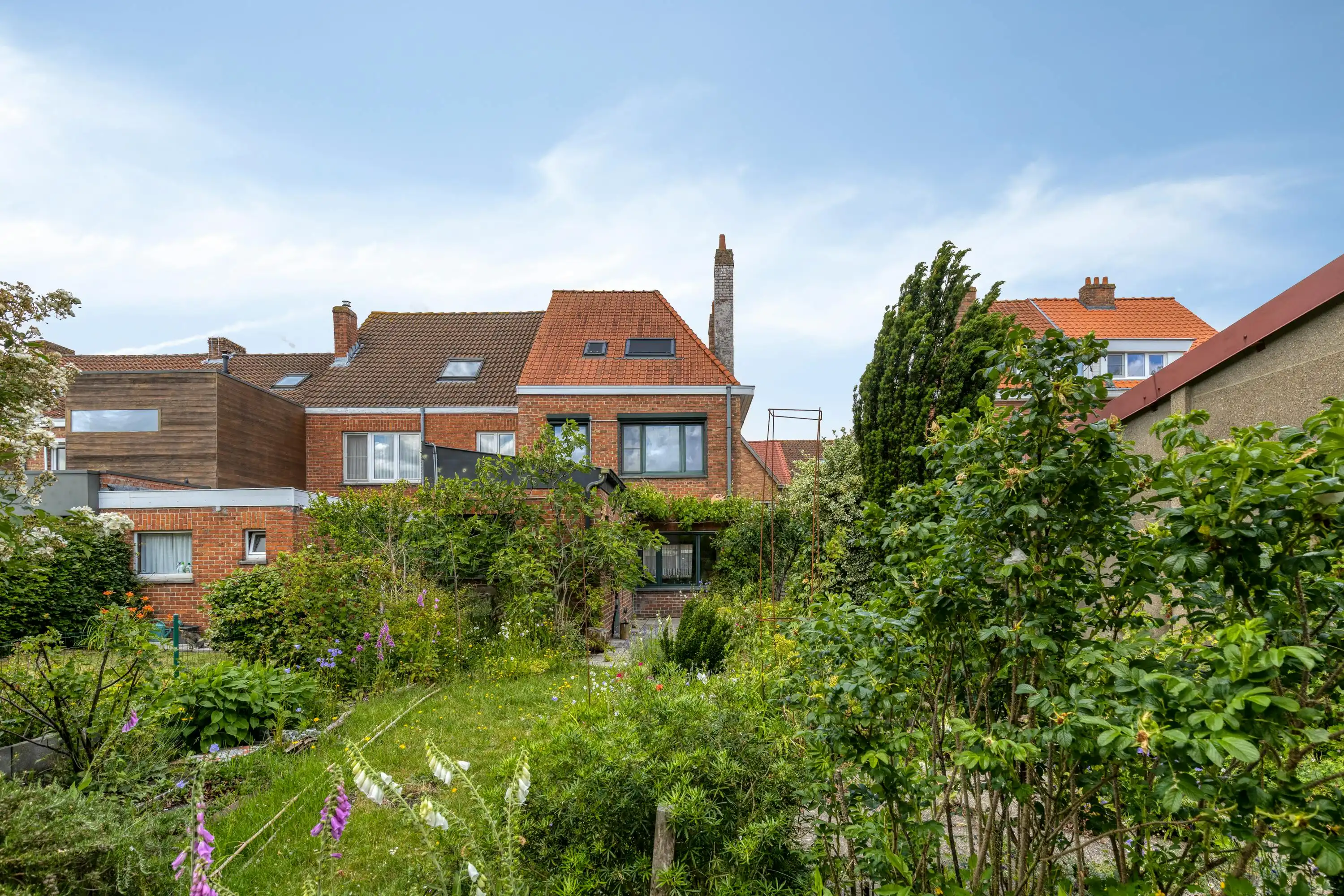Halfopen huis met 3 slaapkamers, carport + tuin te Sint-Kruis foto 2