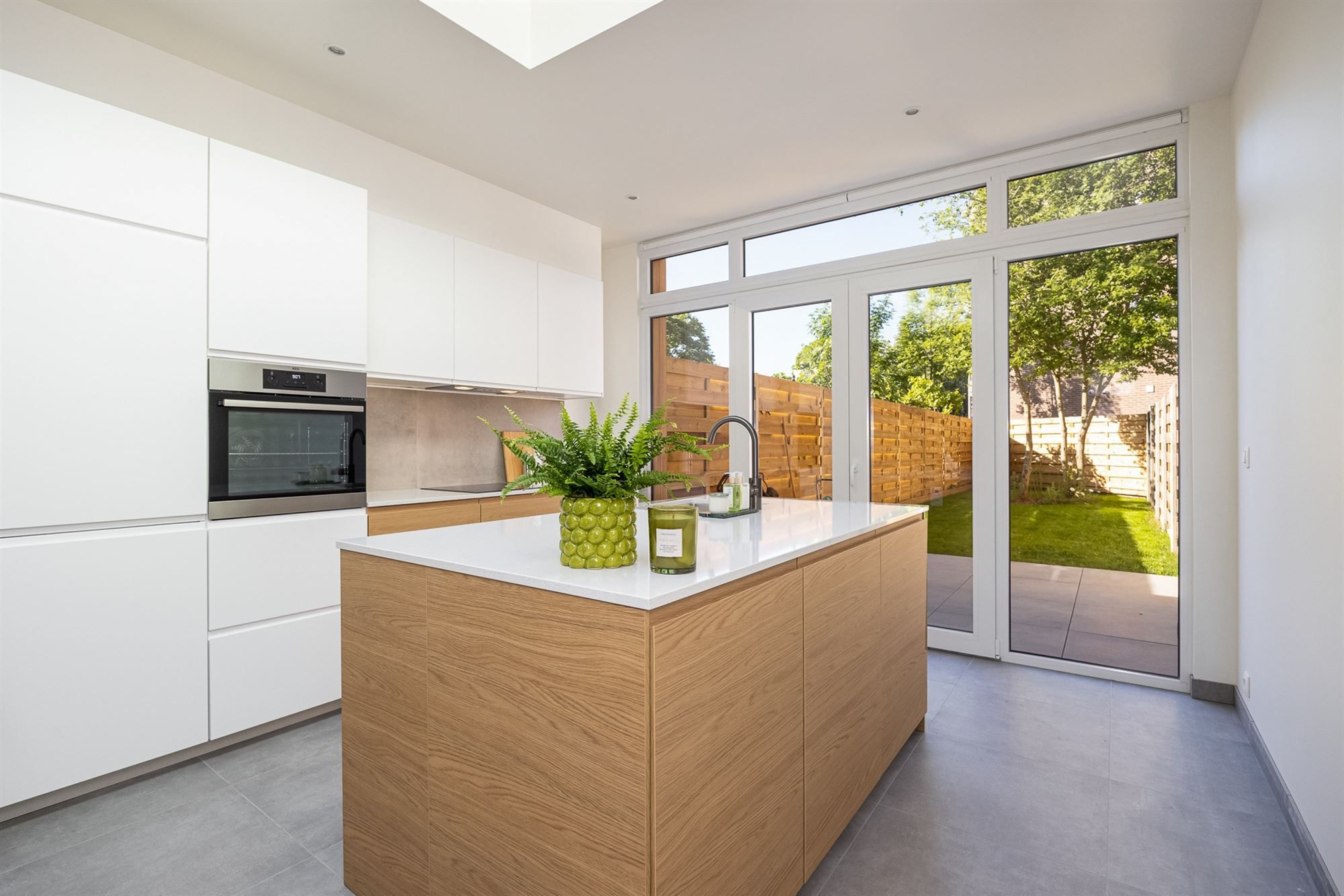 Totaal gerenoveerd huis met tuin en drie slaapkamers foto {{pictureIndex}}