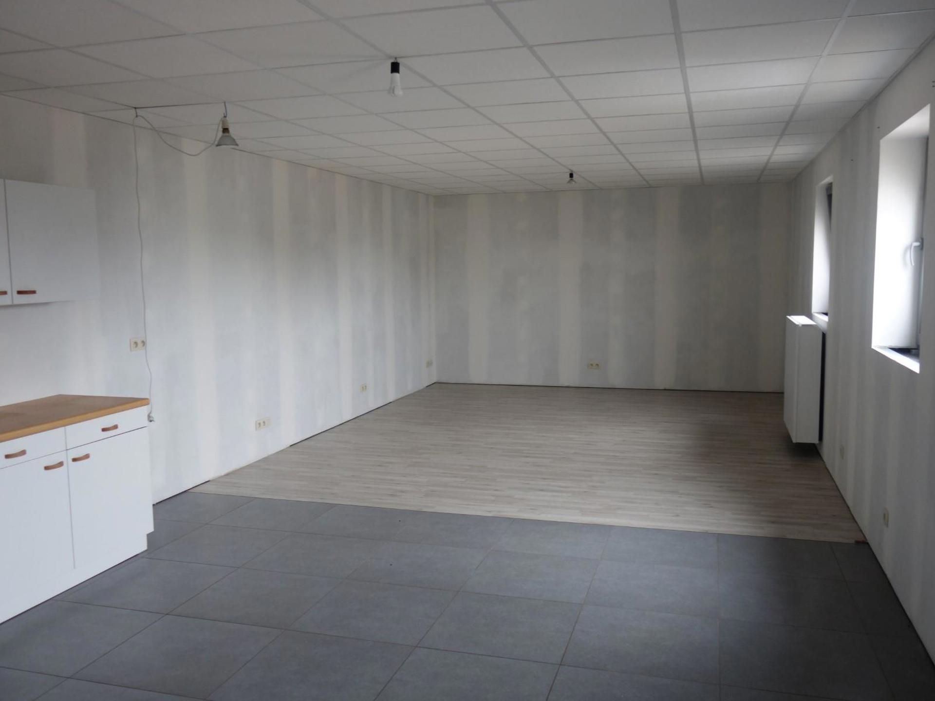 MULTIFUNCTIONEEL BEDRIJFSGEBOUW MET APPARTEMENT EN BUITENTERREIN foto 14
