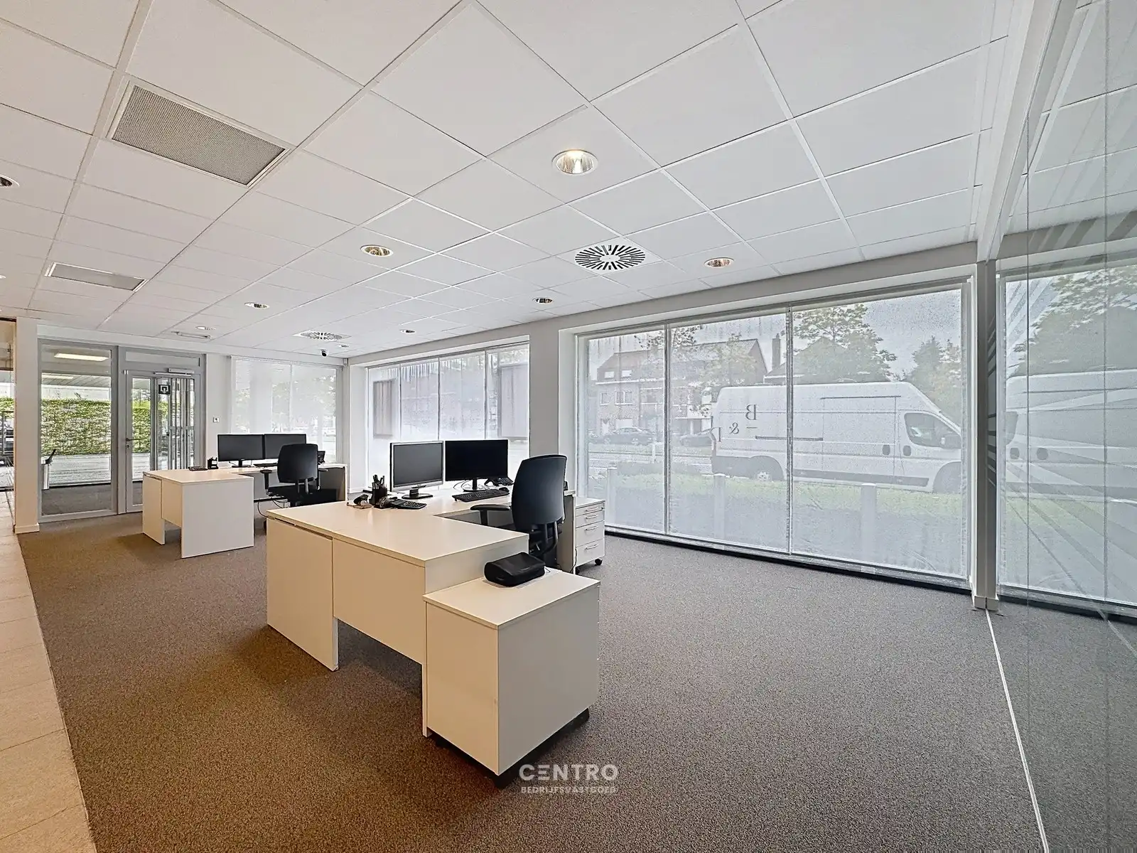 Instapklare KANTOORRUIMTEN (430m²) met 10 private parkeerplaatsen, langs een drukke invalsweg van Brugge! foto 7