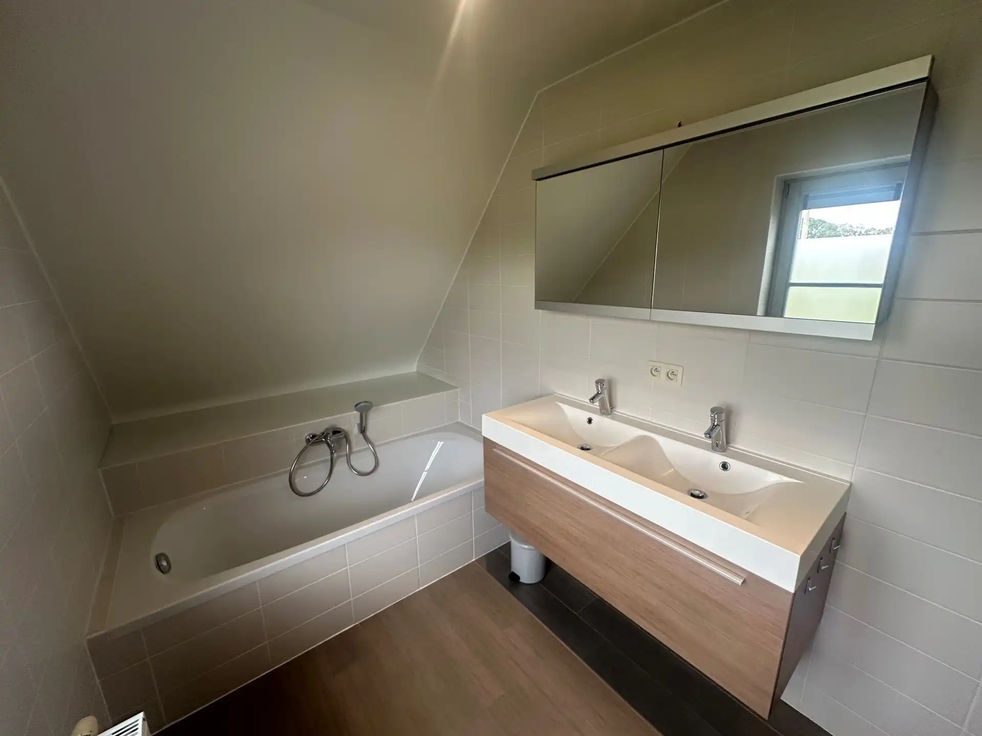 Klassevolle open bebouwing met 4 slaapkamers en prachtig landelijk uitzicht foto 21
