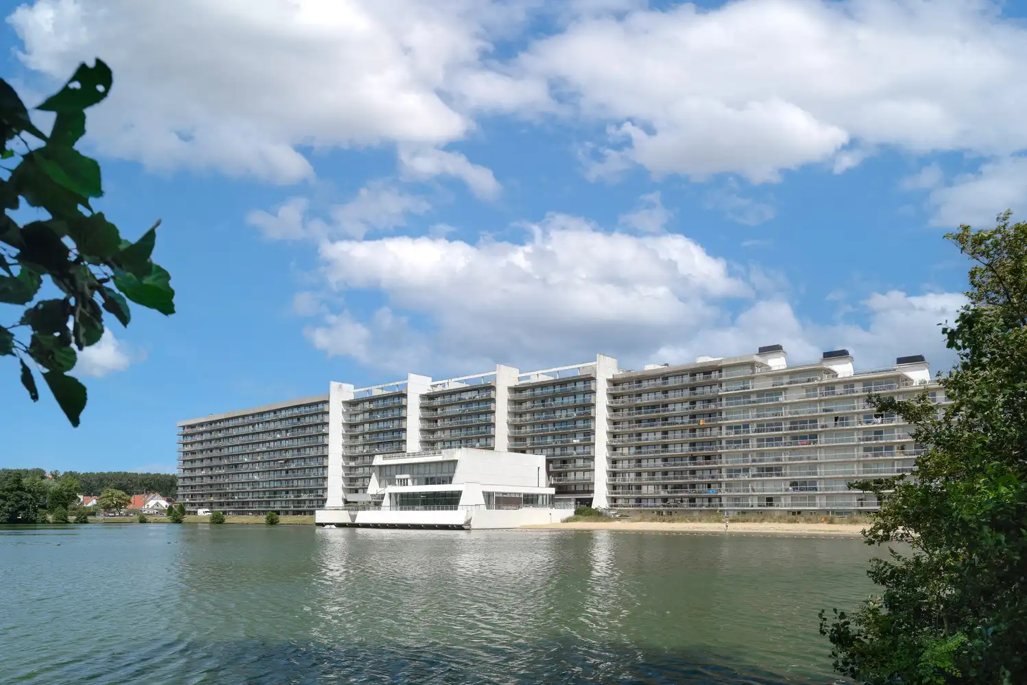 Prachtig gemeubelde vernieuwde studio/appartement met zonnig terras en open zichten foto 17