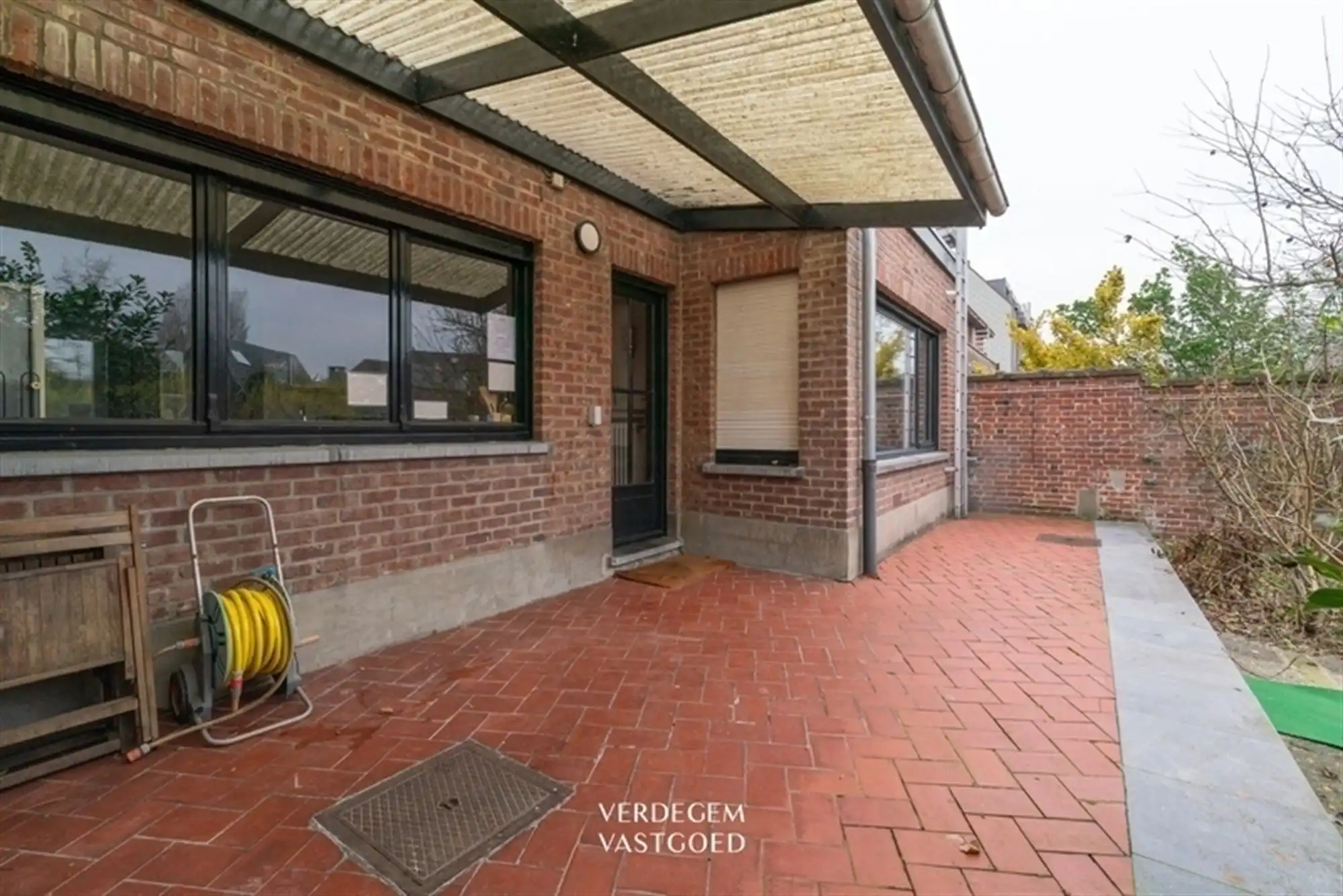 Architecturale woning met meerdere slaapkamers, garage en prachtige tuin foto 27