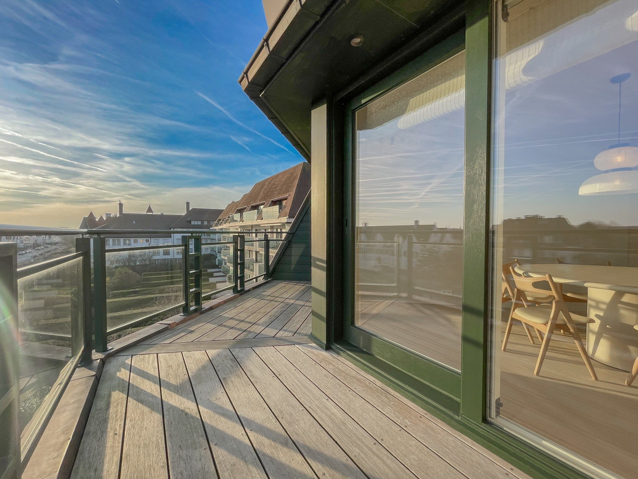 Uniek gelegen hoekappartement met ruime terrassen gelegen op de Wandeldijk in het Zoute. foto 10