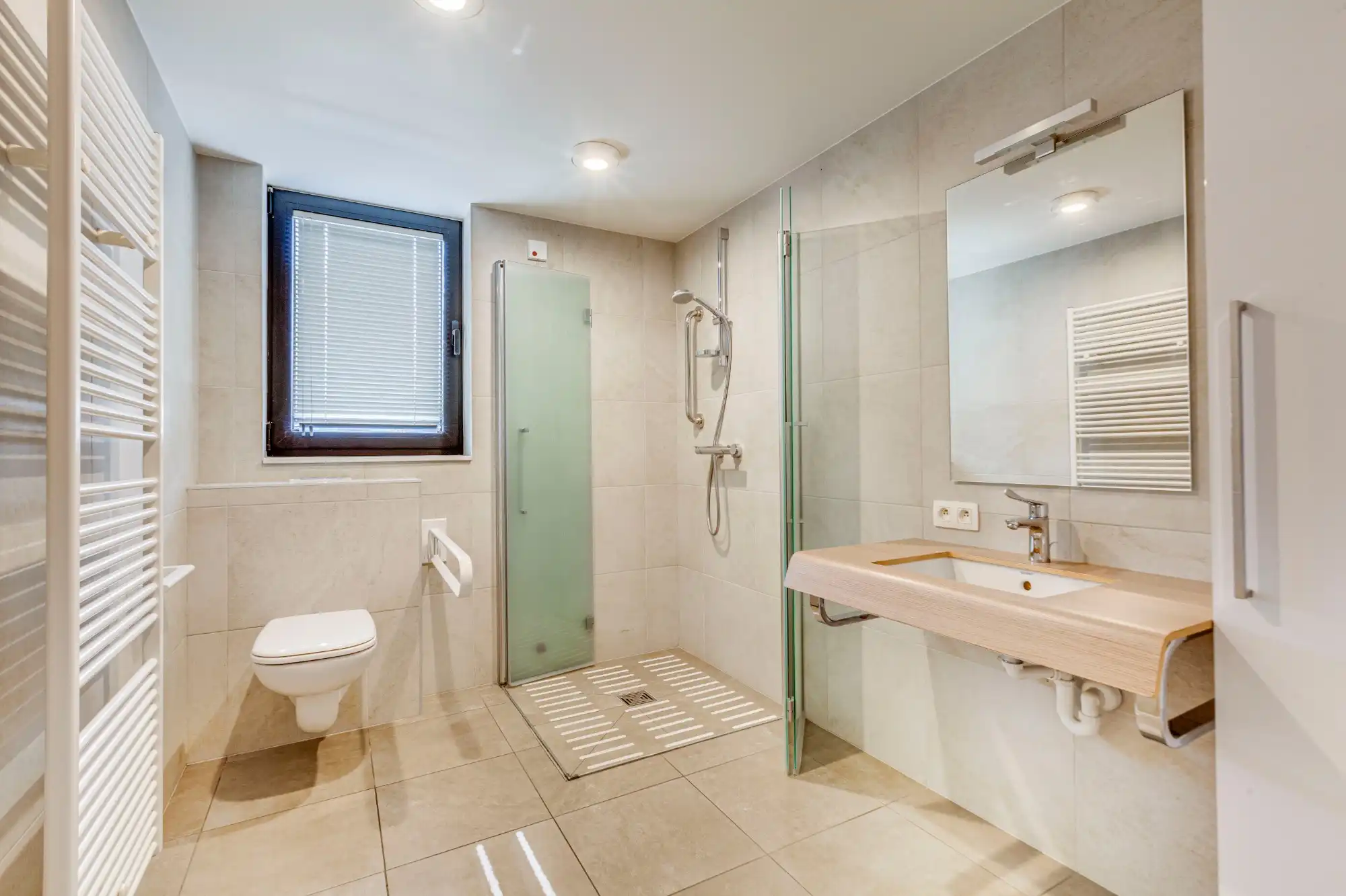 Geniet van zorgeloos comfort in deze gelijkvloerse assistentiewoning met autostaanplaats foto 9