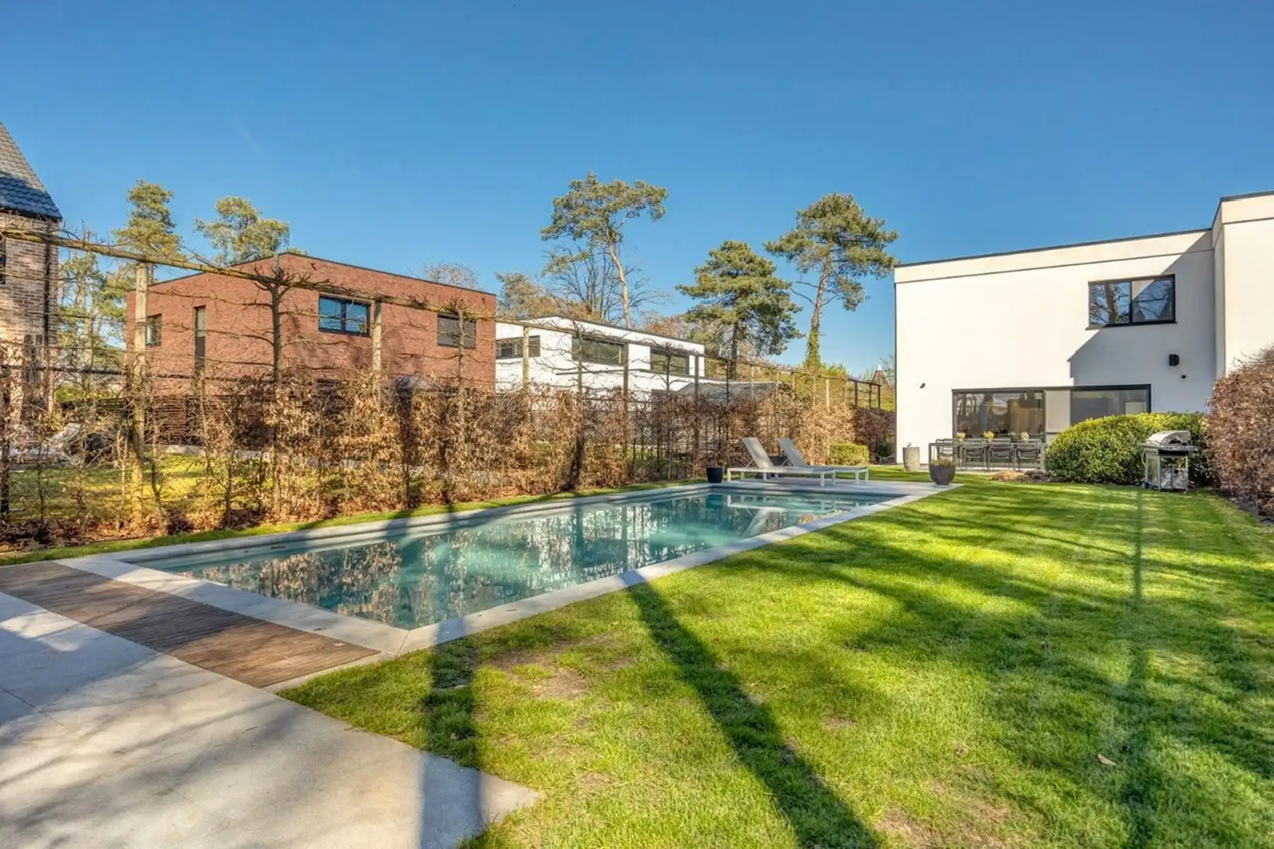 Recente halfopen BEN-woning met zwembad foto 3