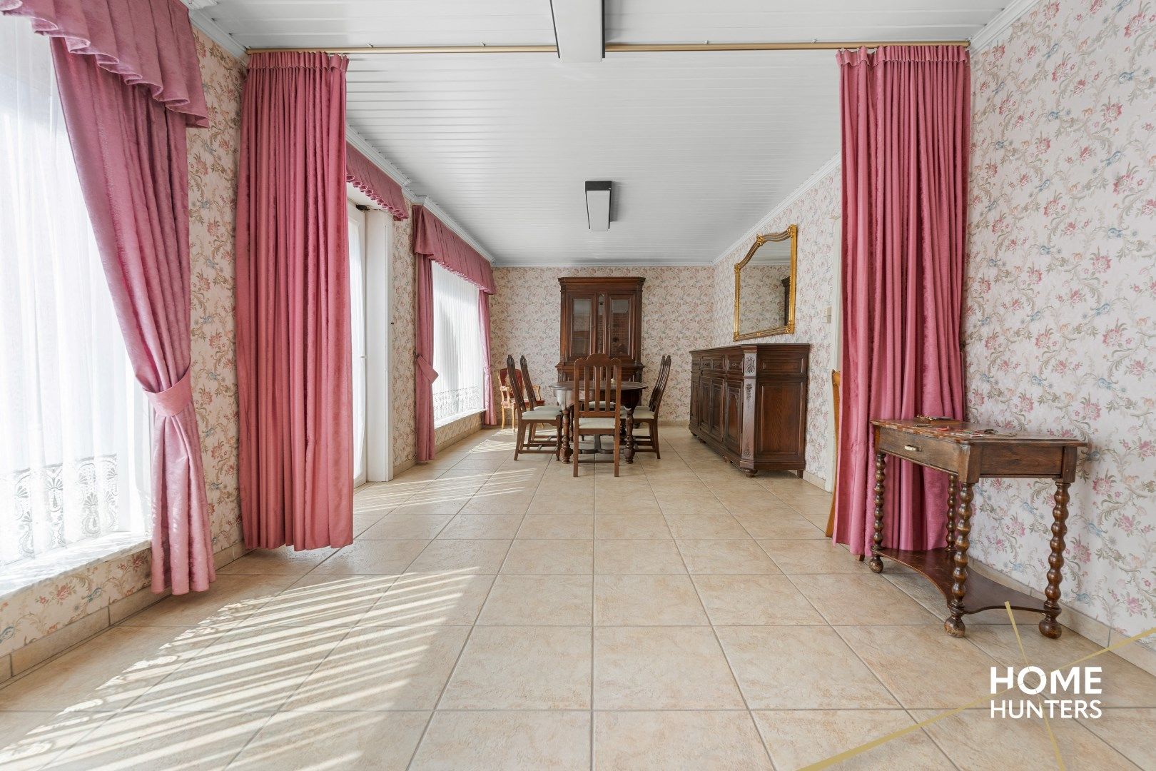 Karaktervolle woning met 6 garages en panoramisch zicht op groen landschap foto 9