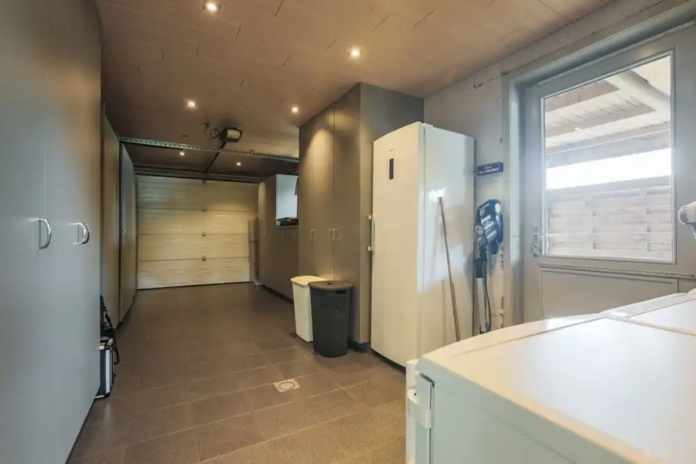 Ruime halfopen woning met garage, carport en tuin foto 12