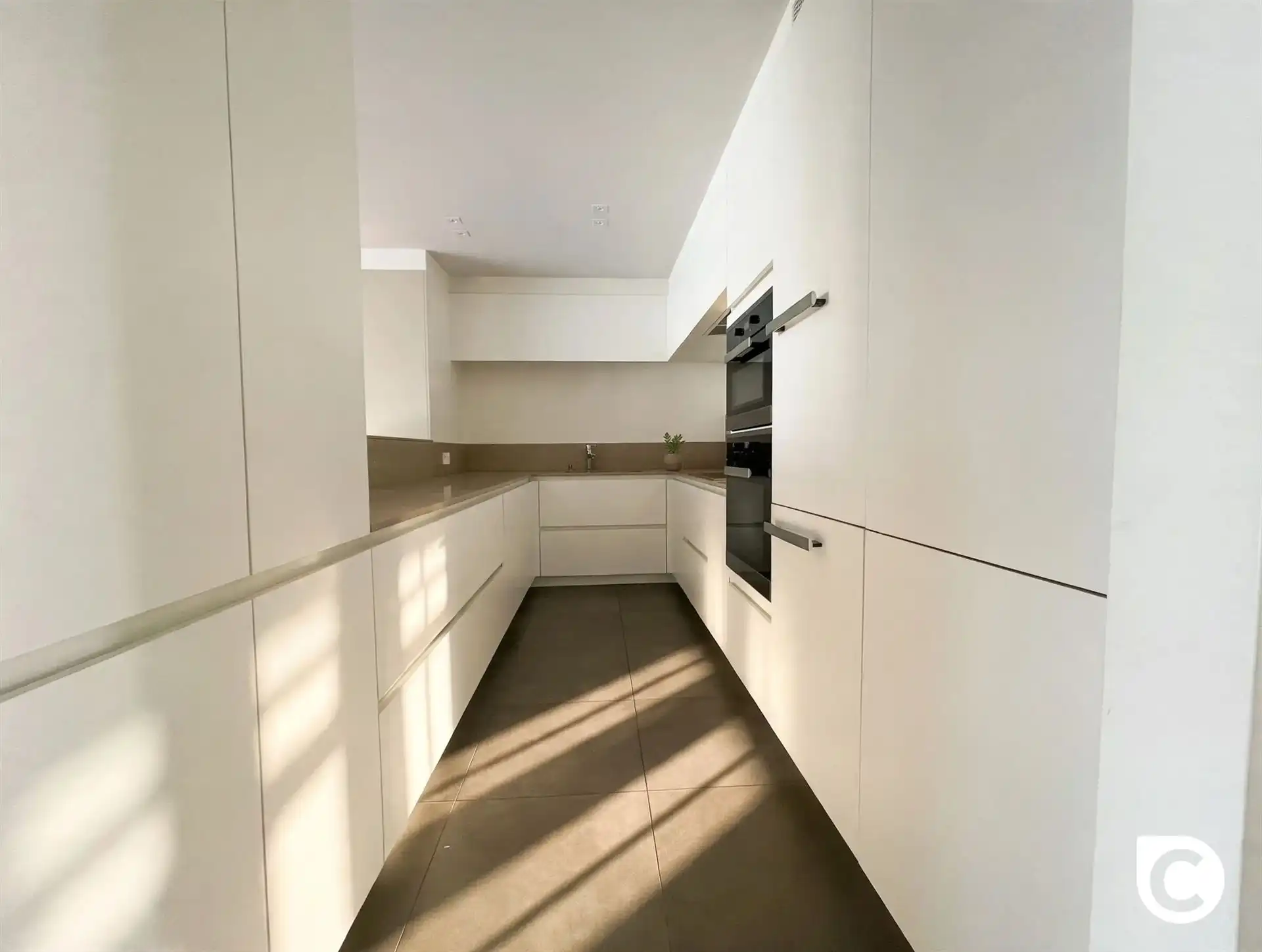 Ruim en licht verzorgd 2-slp appartement met terrassen foto 5