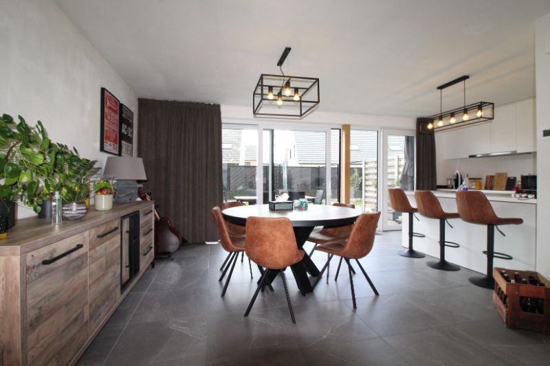 Recente hoekwoning bij centrum Poperinge foto 4