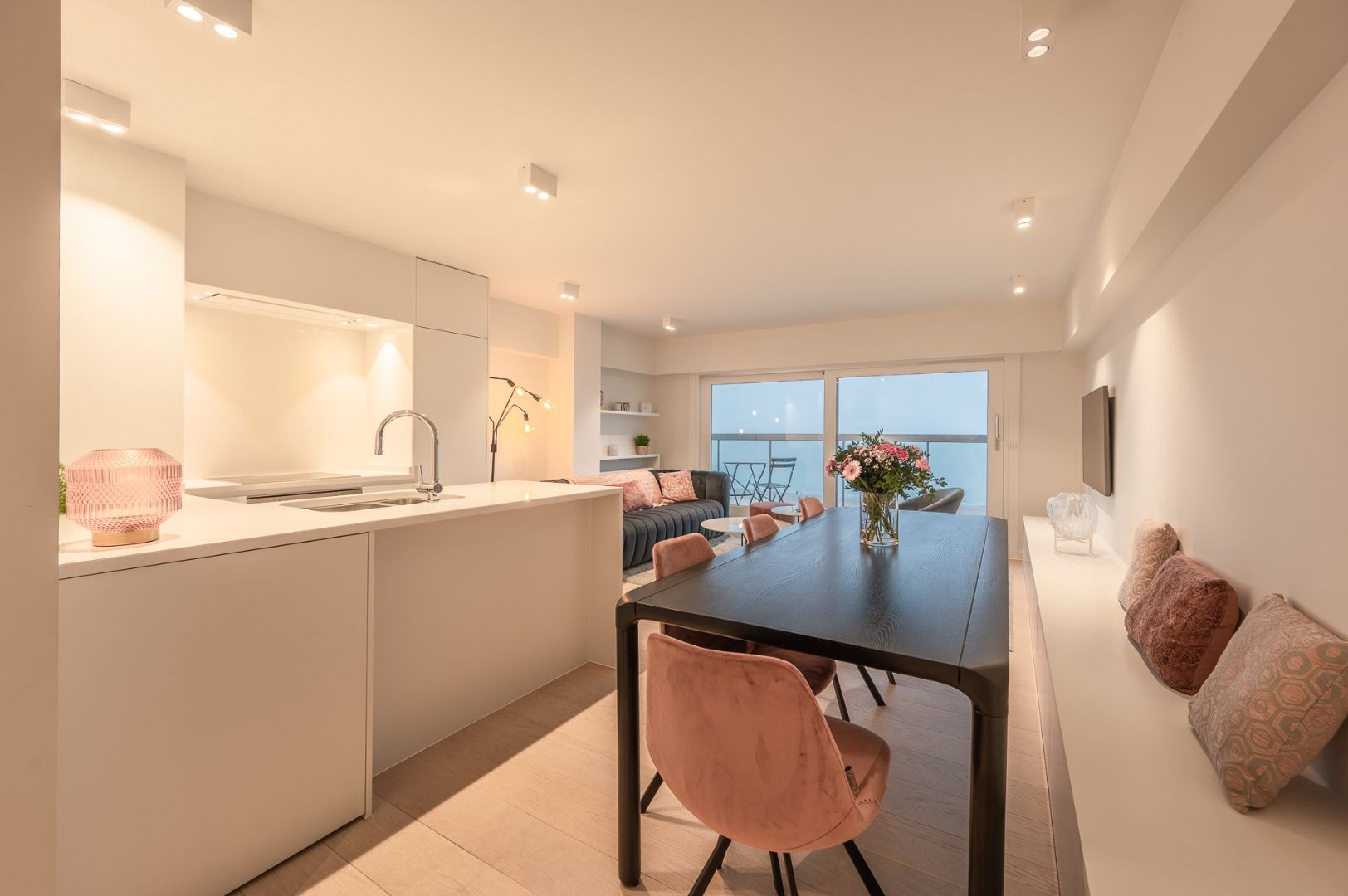 Modern vernieuwd appartement met frontaal zeezicht in Duinbergen foto 6