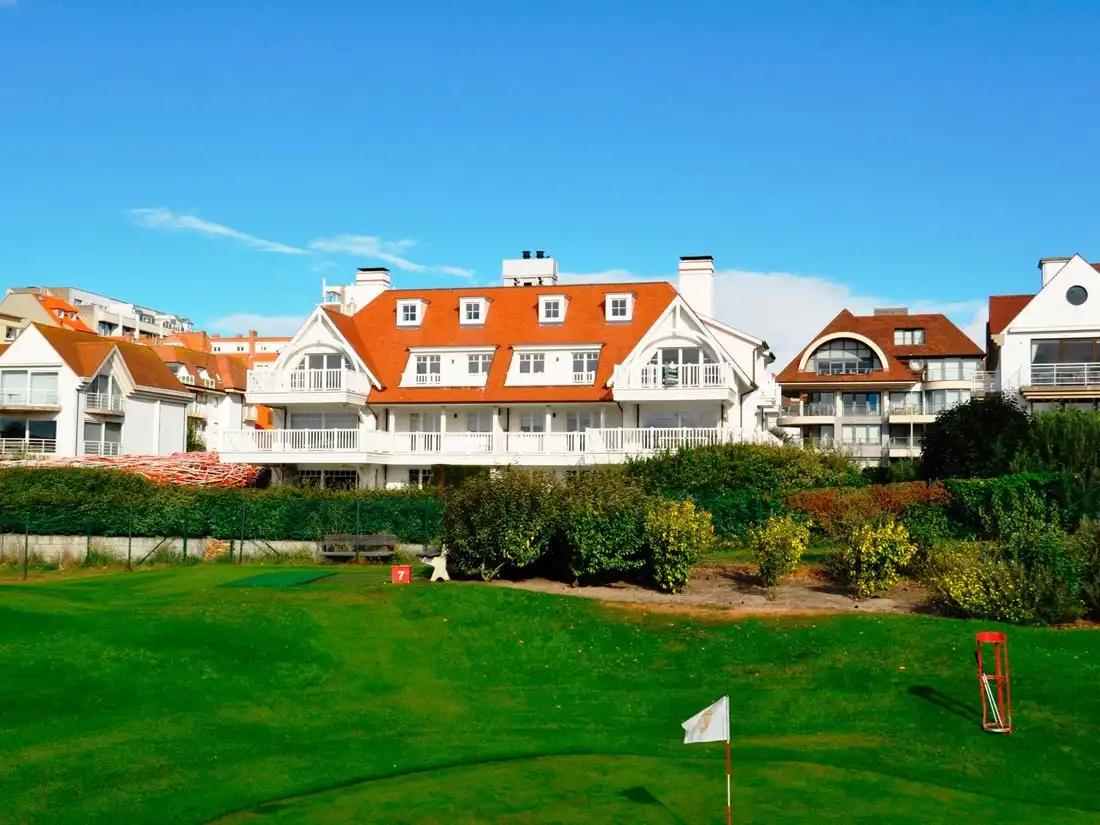 Garagebox te koop op de Kustlaan vlakbij de Minigolf Approach, het strand en de winkels van het Zoute. foto 3