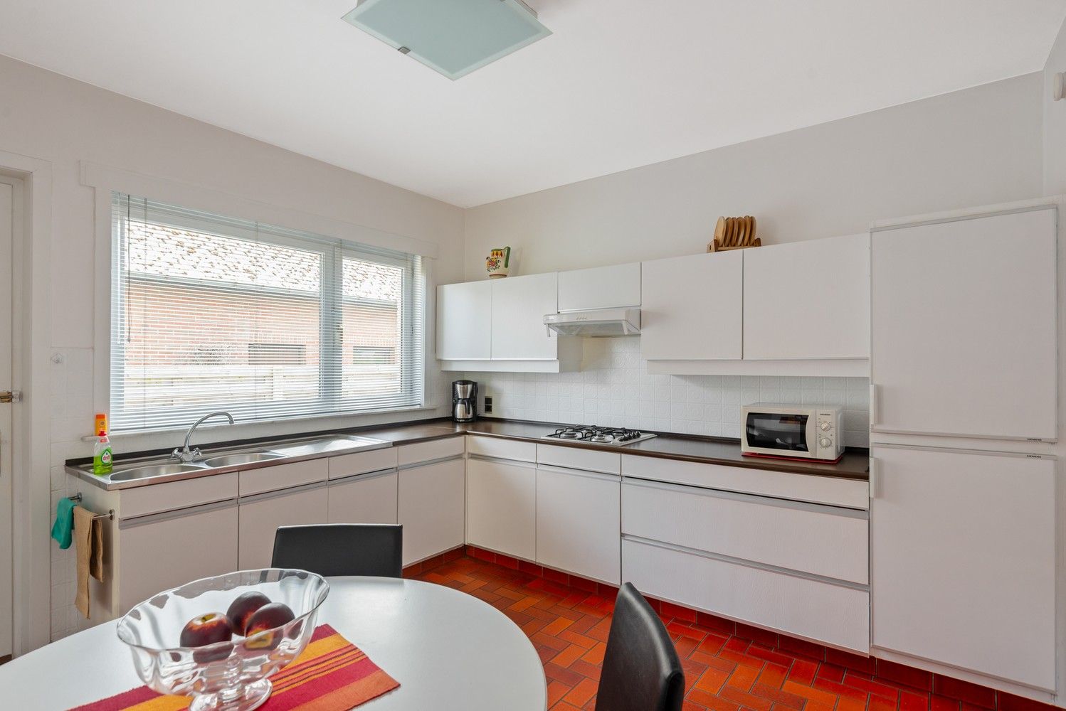 Ruime woning met prachtig onderhouden tuin met verzicht over de velden foto 12