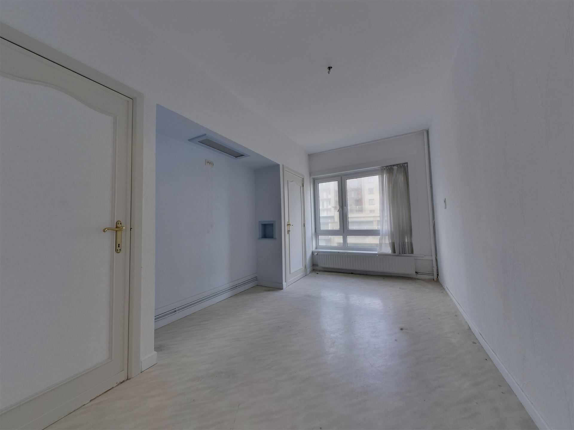 Te renoveren appartement met zijdelings zeezicht foto 8