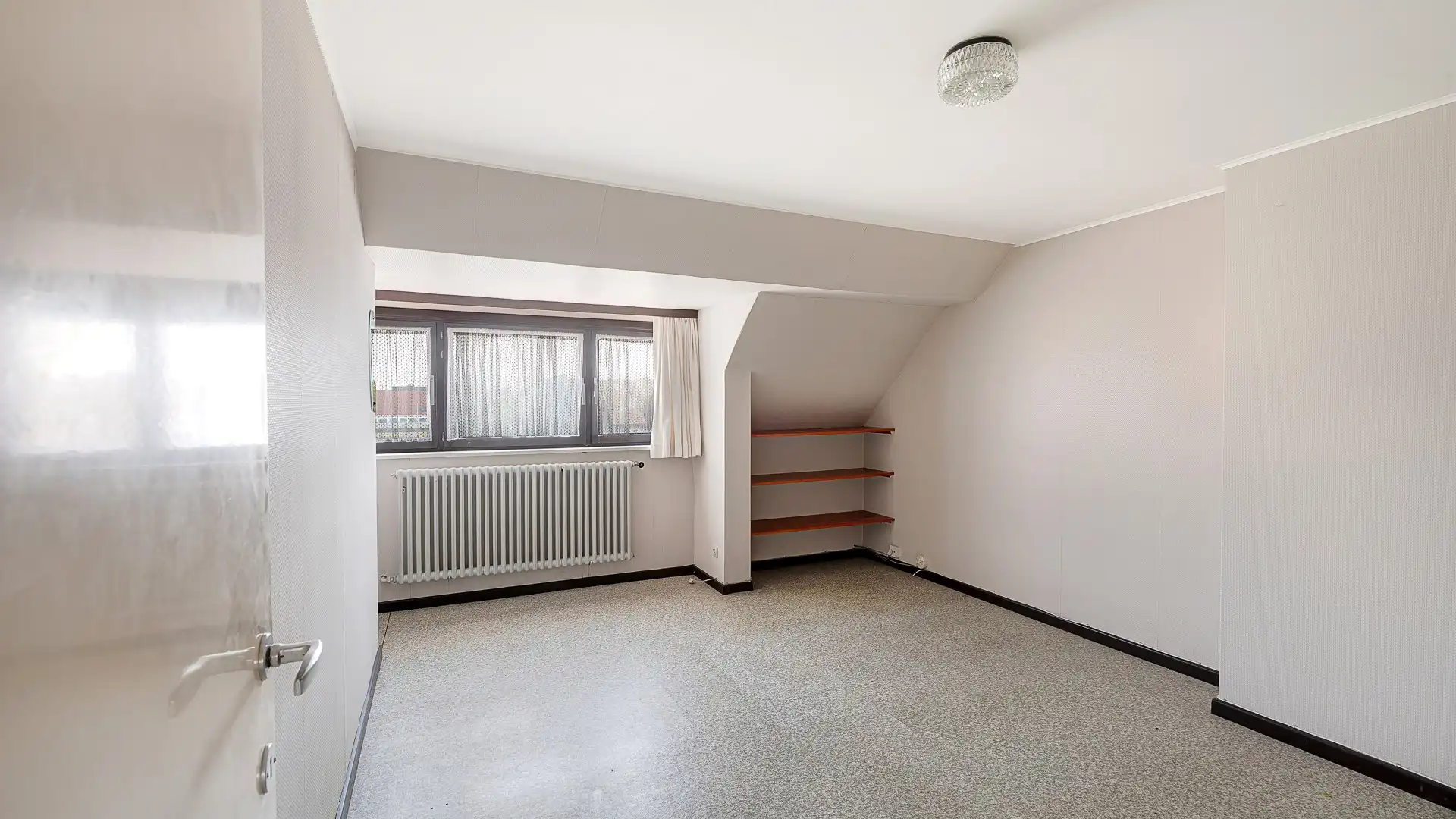 Huis met groot volume, leuke tuin en garage te Knokke foto 22