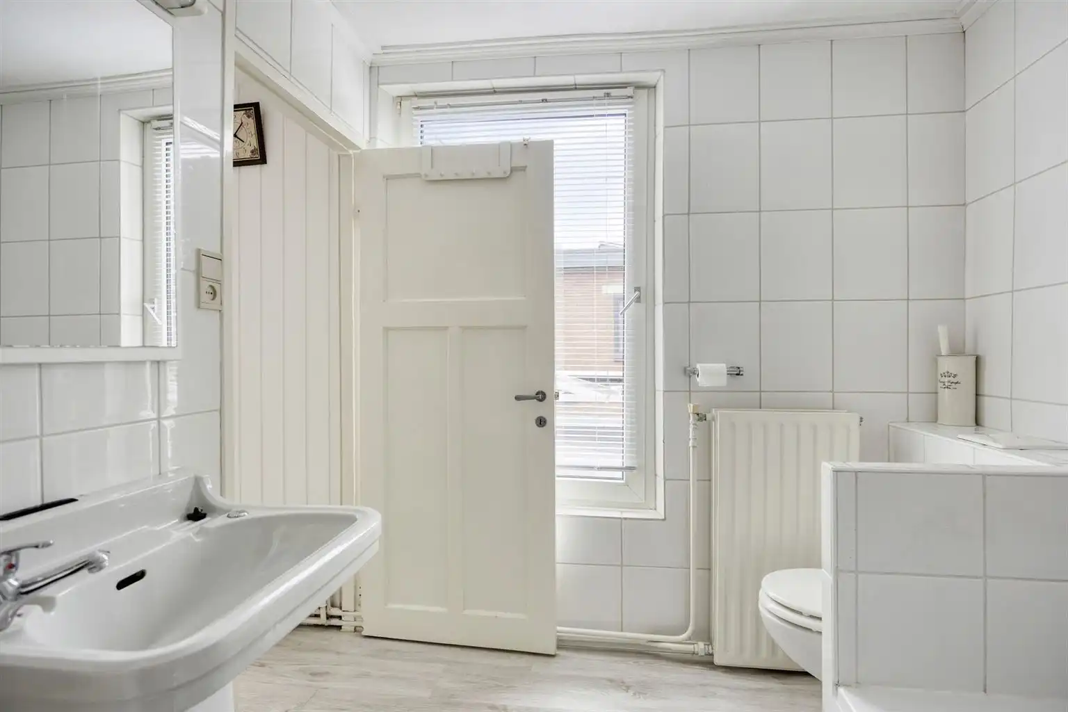 Prachtige karaktervolle stadswoning voorzien van 6 slaapkamers, ruime buitenkoer en vrijstaande garage in het centrum van Maaseik.  foto 18