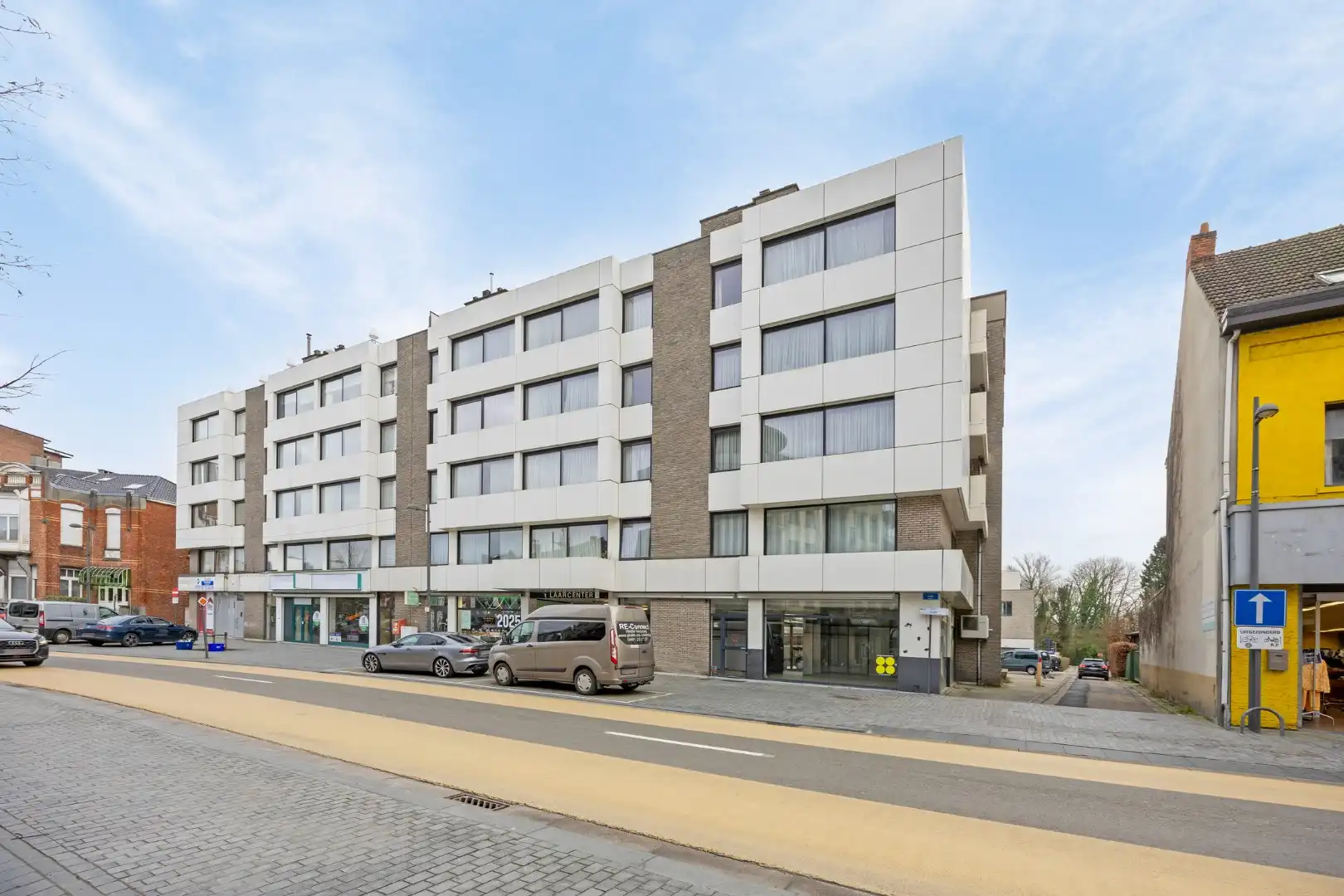 Gunstig gelegen handelsruimtes van 56 m² en 37 m² in gallerij "Laarcenter". foto 17