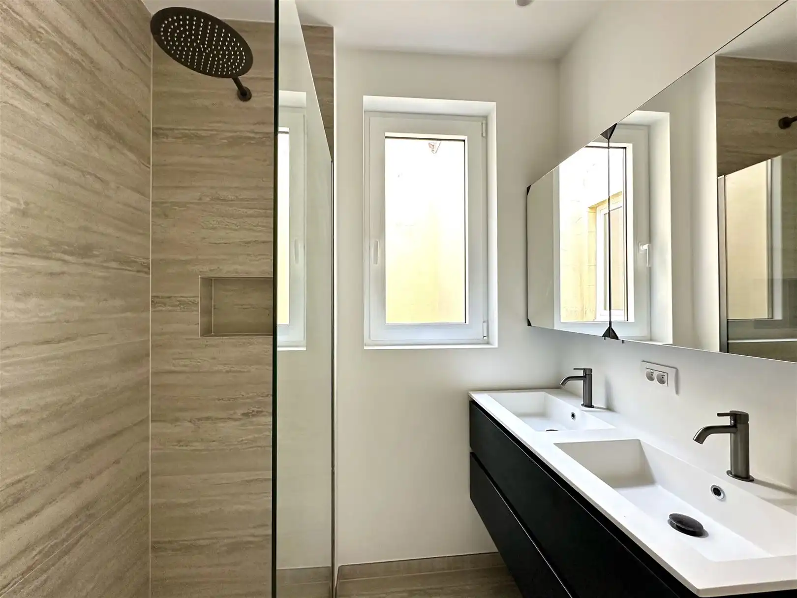 Ruim en licht 2-slaapkamerappartement met dakterras foto 14