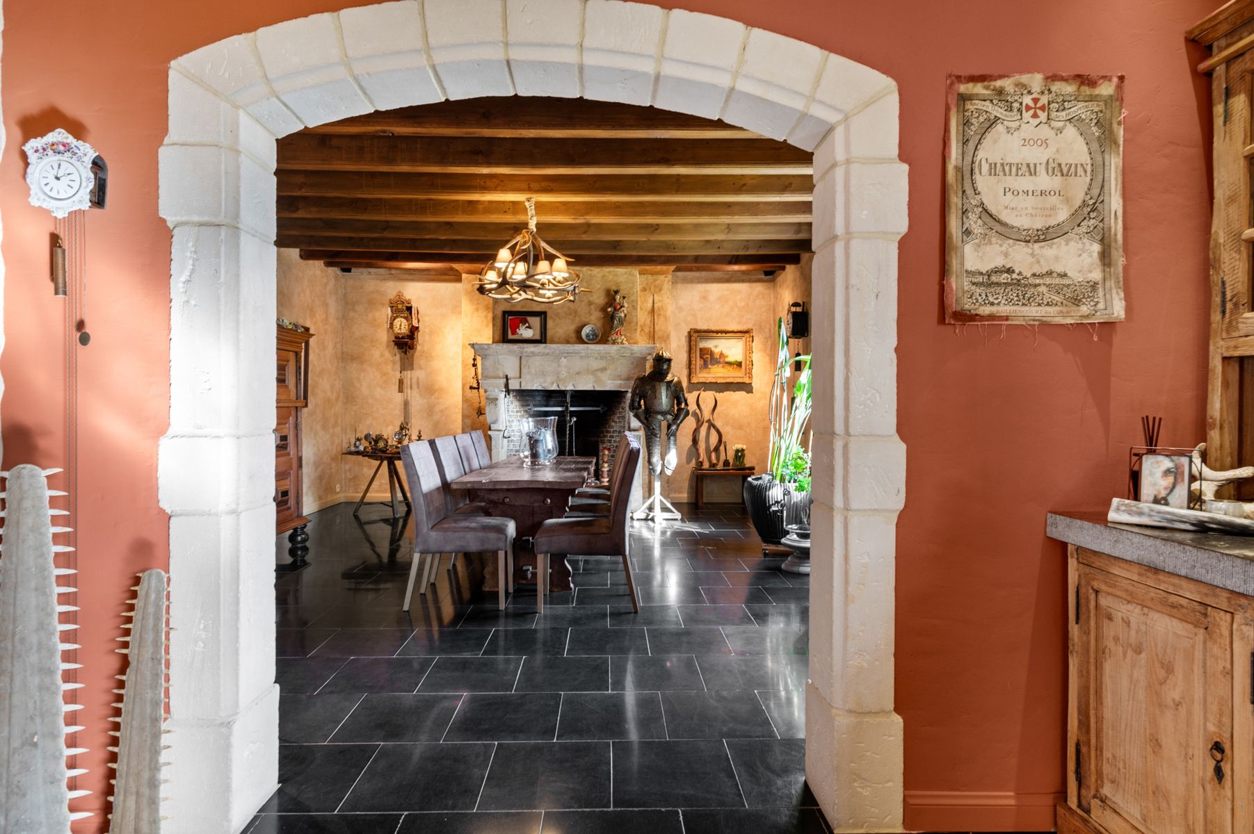 Gerenoveerde hoevewoning met praktijk en paardenstallen.  foto 13