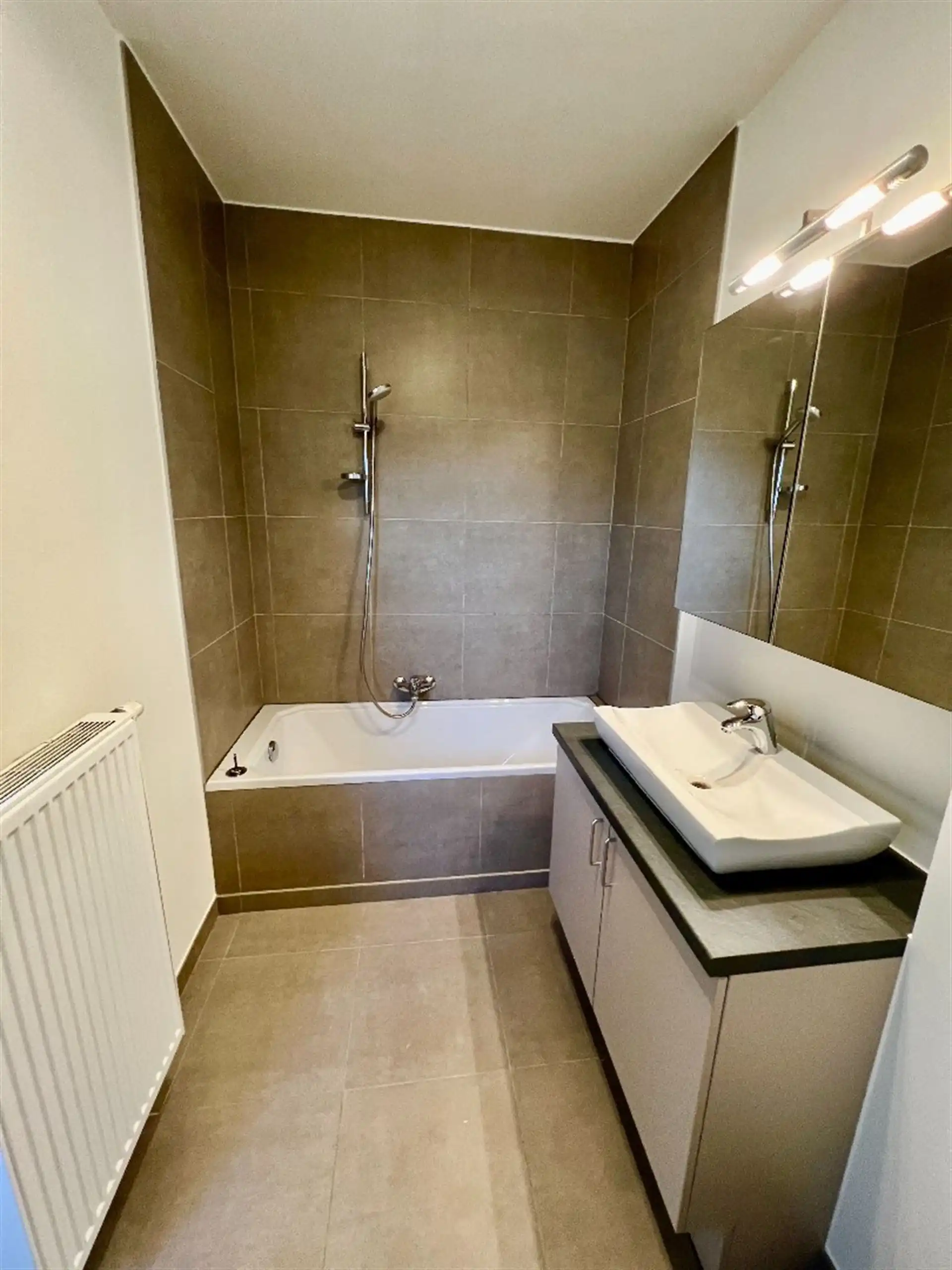 Ruim duplex-appartement met 1 slpk en bew. opp. van 70 m² op centrale ligging te Lier! foto 10