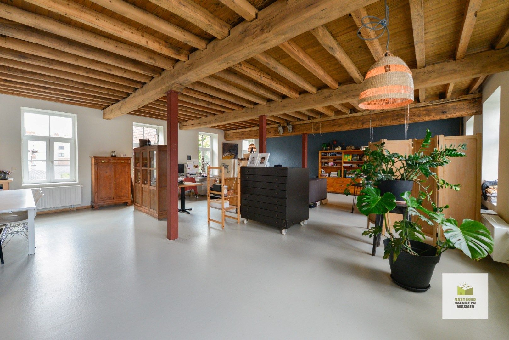 Gerenoveerd handelspand met ruime woning en gezellige stadstuin te centrum Roeselare foto 4