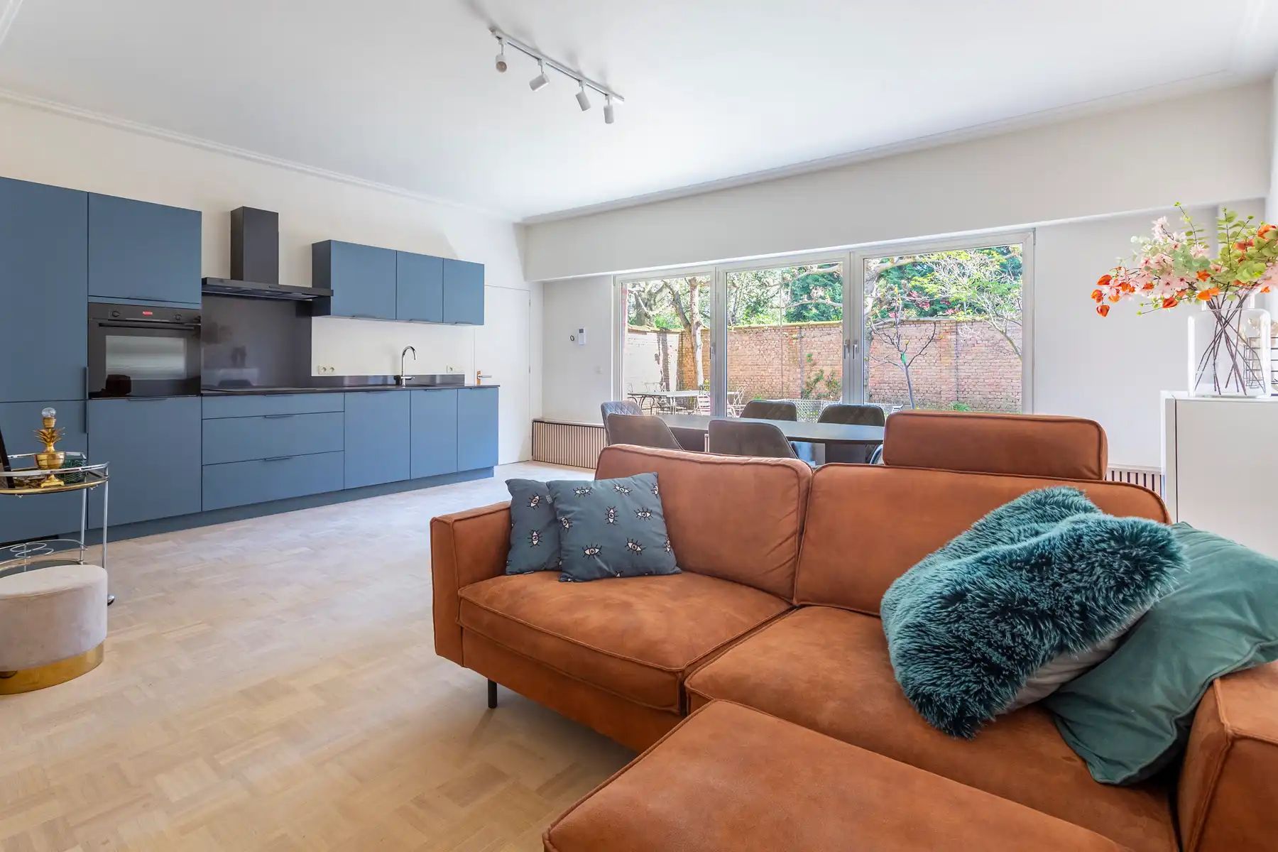 Stijlvol bemeubeld appartement met tuin in Markgravebuurt foto 5