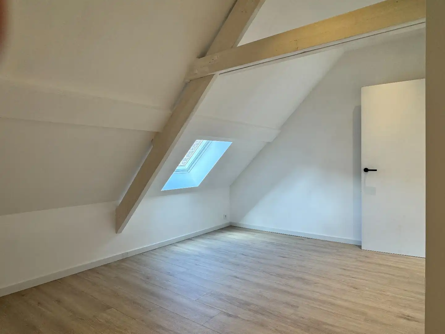 Grote vernieuwde woning met 4 kamers, uitweg en veel ruimte foto 17