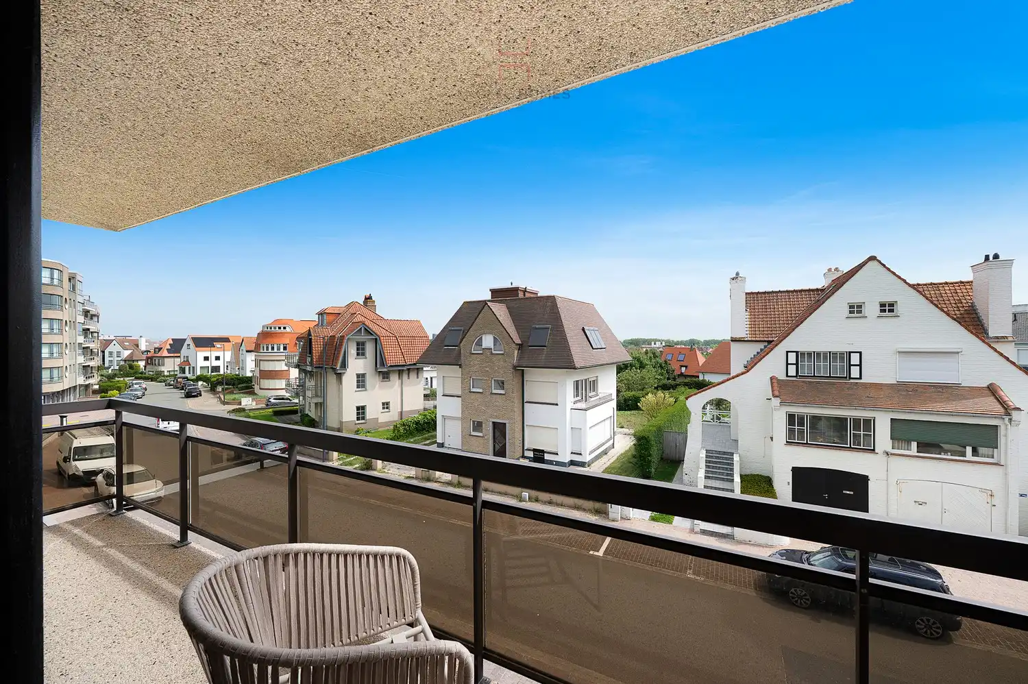 Prachtig gerenoveerd duplexappartement, gelegen op de hoek van een stijlvolle villaresidentie in de Jozef Nellenslaan. foto 10