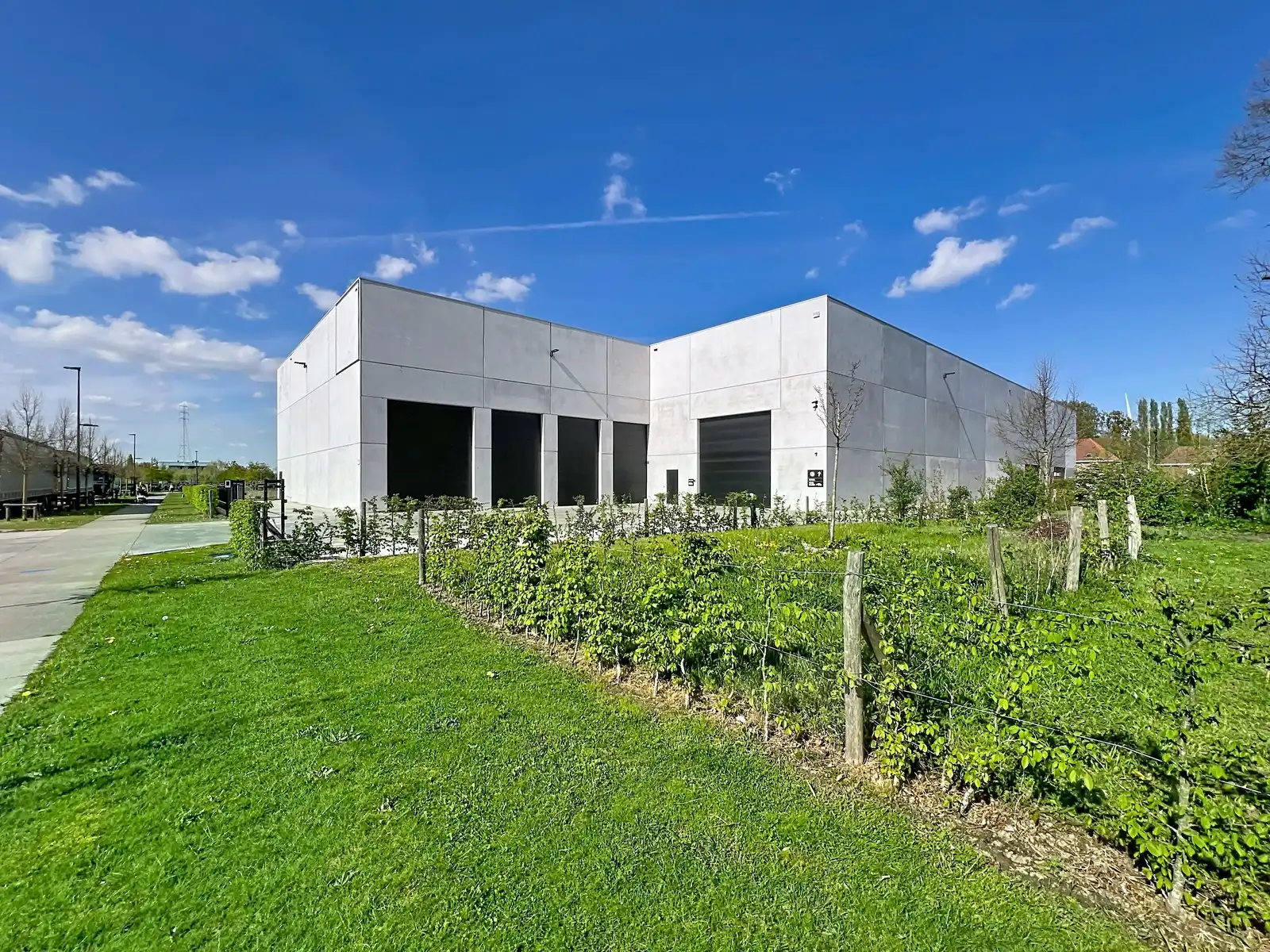 Share-deal: duurzaam, strak en ecologisch HIGH-END afgewerkt bedrijfsgebouw (°2020) met productiehal en kantoren op een perceel van 5.069m². foto 2