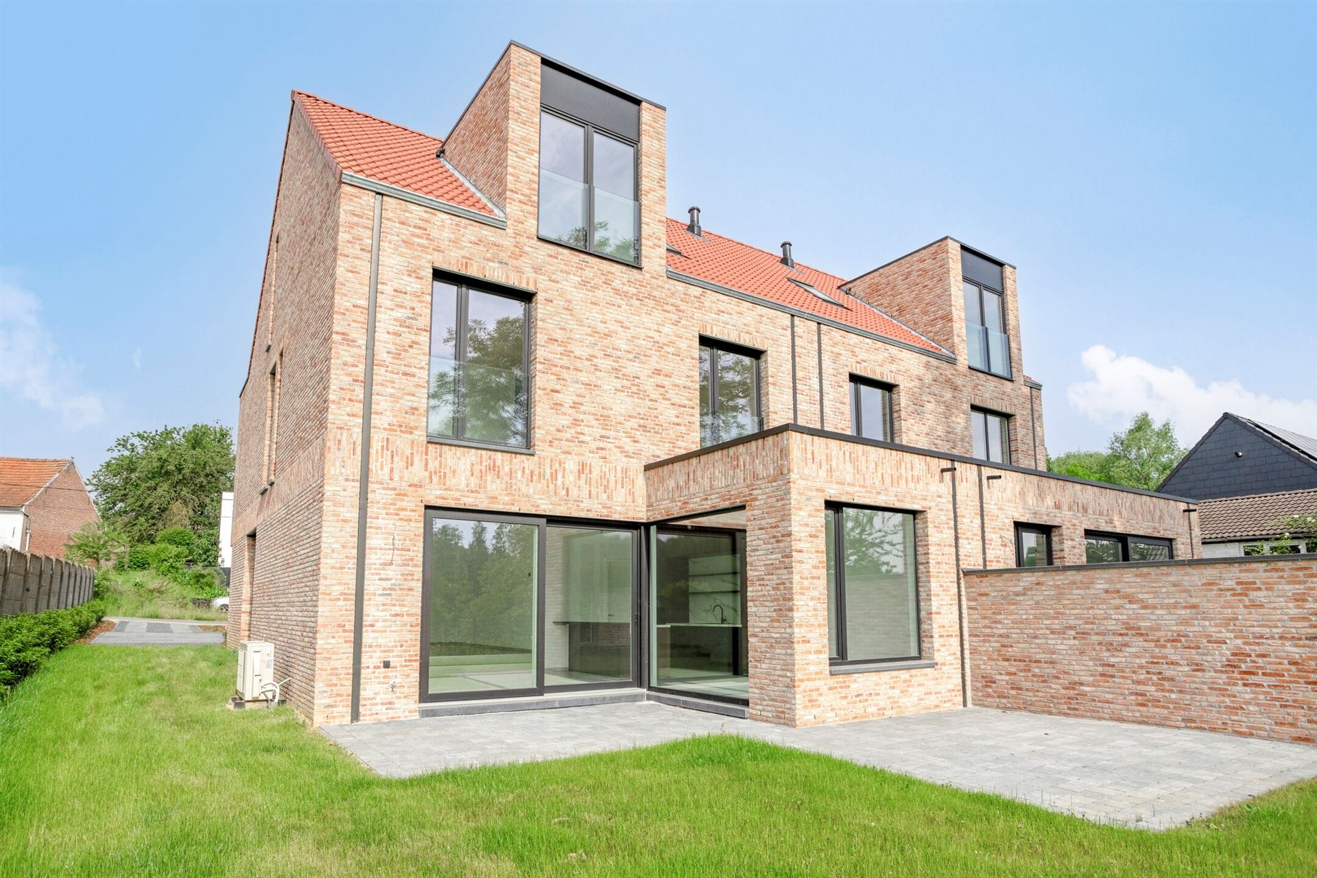 Nieuwbouw woning - 5 slpk - 2 badk (6% BTW mogelijk) foto {{pictureIndex}}