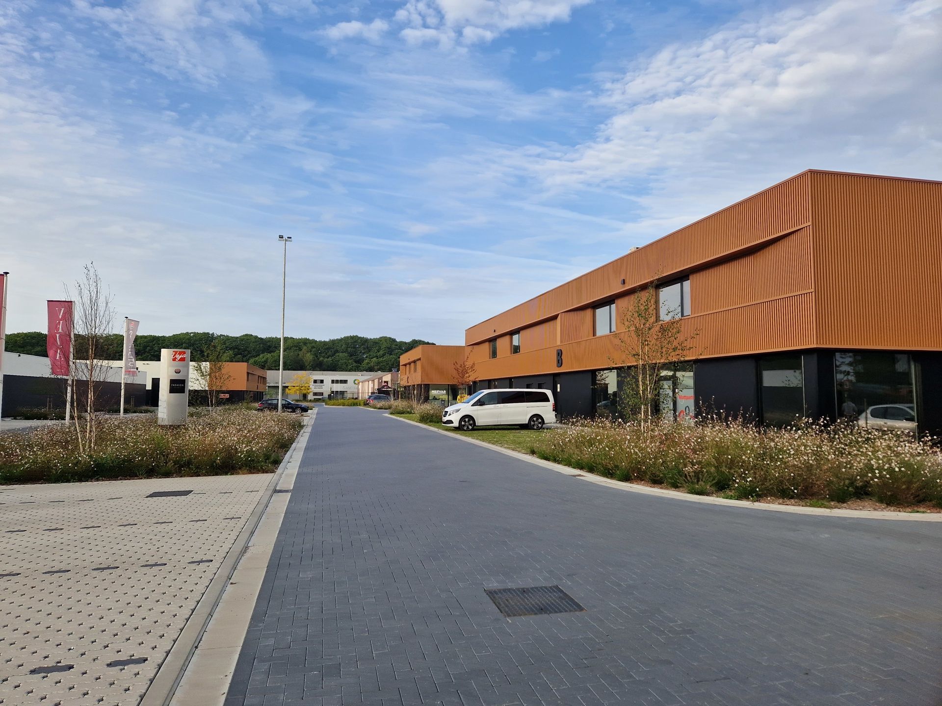 Nieuwbouw KMO-unit met twee autostaanplaatsen te Merksplas. foto 3