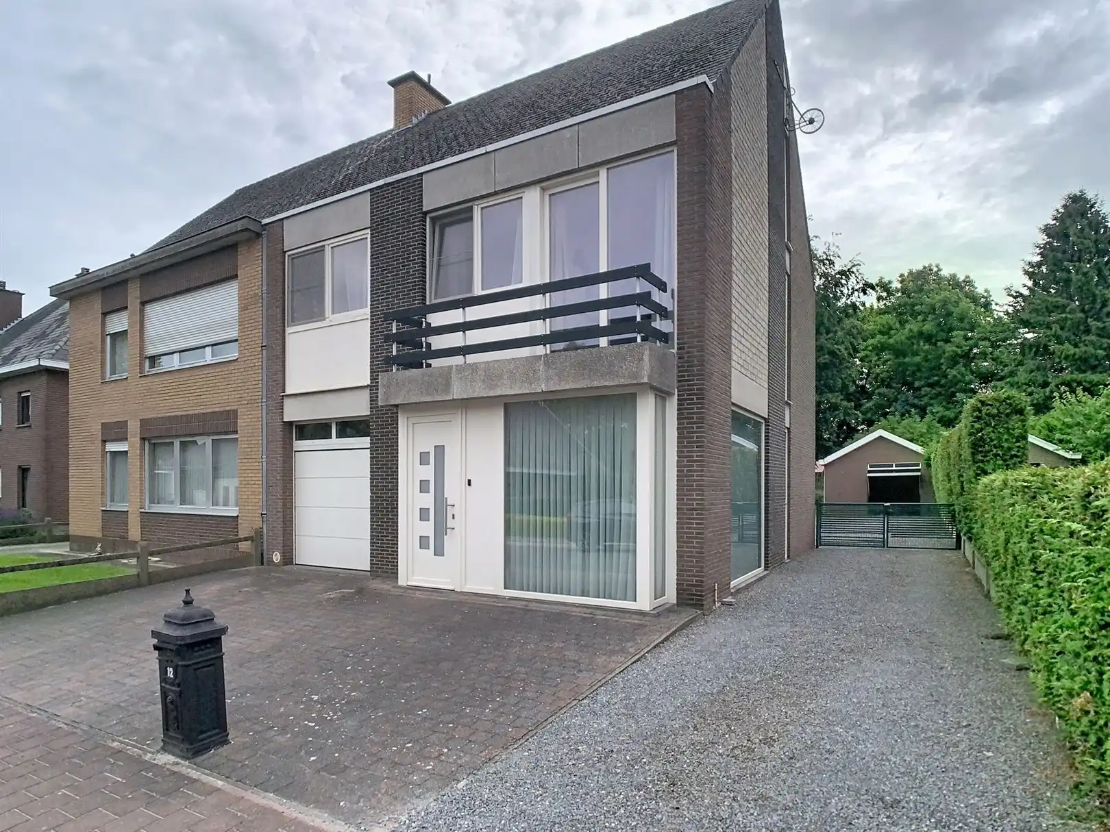 Op te frissen 3-gevel met vrijstaande garage foto 24