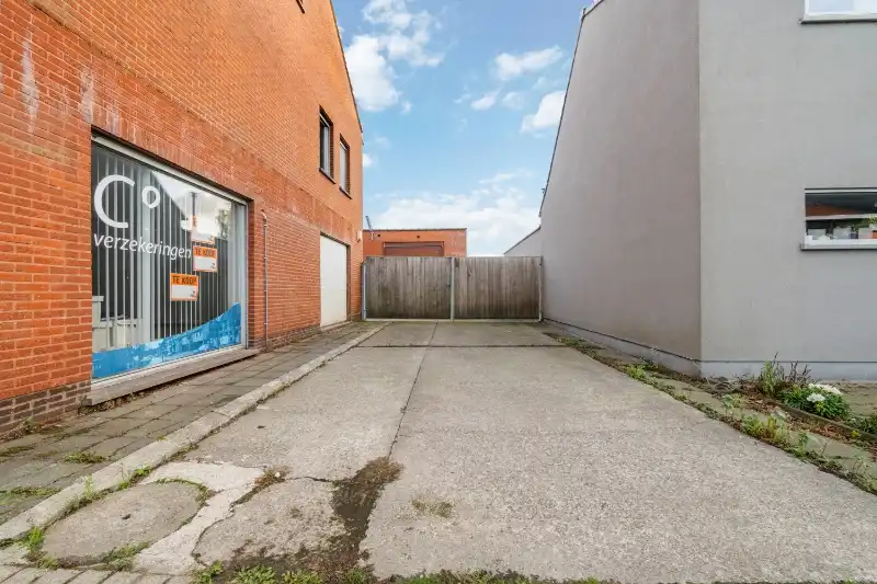 Zonnebeke. Half-open polyvalent ruim gebouw / handelshuis met apart magazijn van +/- 170m2 en  3-5 slaapkamers en apart kantoor / hobby / handelsruimte. Goede staat ! foto 18
