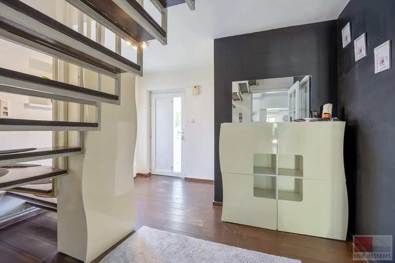 Op te frissen, vrijstaande woning met veel potentieel op royaal perceel van 1080 m², deze te moderniseren woning combineert een bewoonbare oppervlakte van 199 m² foto 2