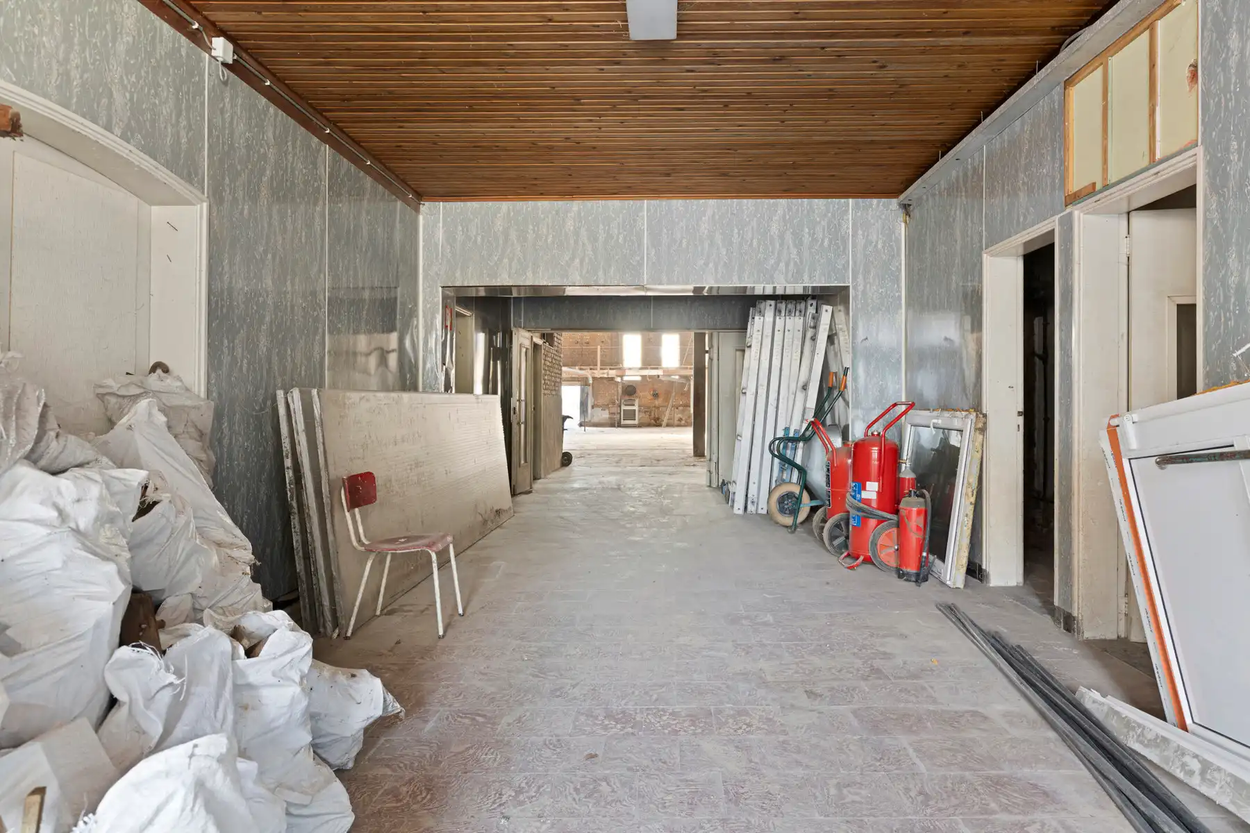 Magazijn van 433m² op een perceel van 621m² met oprit. foto 7