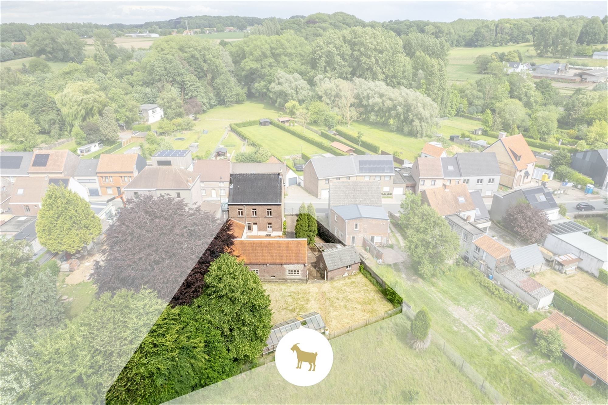 Ruime DORPSWONING met SCHUUR, BIJGEBOUW, BINNENKOER, TUIN & 4 (tot 5) SLAAPKAMERS, op een PERCEEL grond van ca. 920m² foto 5