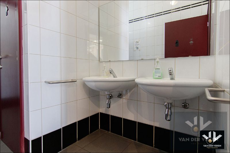 Opbrengsteigendom bestaande uit drie entiteiten: feestzaal/dienstencentrum, kantoorruimte en een duplexappartement kort aan de school en in het centrum van Paal, op een steenworp van het op- en afrittencomplex van de autosnelweg E313! foto 28