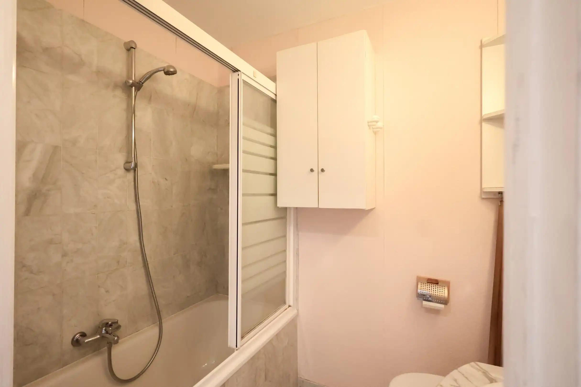 Studio met eigen terras, kelder en parkeerplaats foto 14