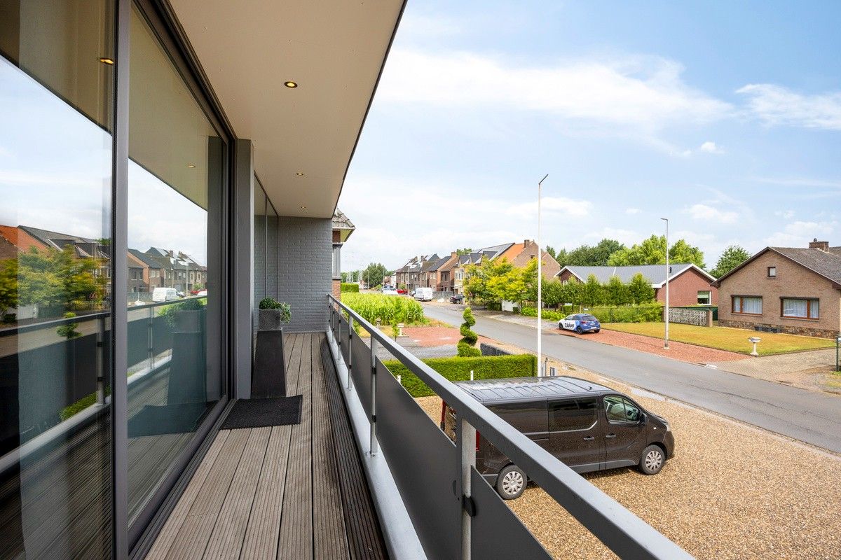 Handelsruimte met luxe duplex-appartement en verhuurde loodsen op het industrieterrein in Lanaken foto 44