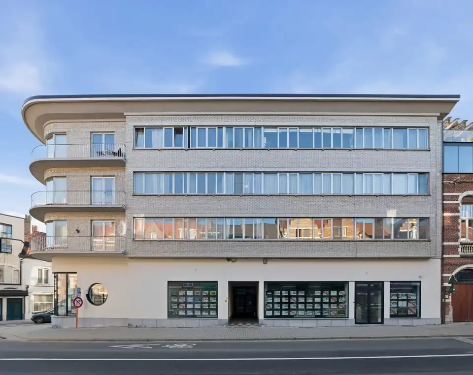 LICHTRIJK APPARTEMENT MET 2 SLKS IN HET CENTRUM VAN SINT-TRUIDEN foto 2