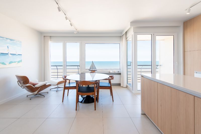 Gerenoveerd 3-slaapkamer doorloop appartement met frontaal zeezicht te koop foto 3