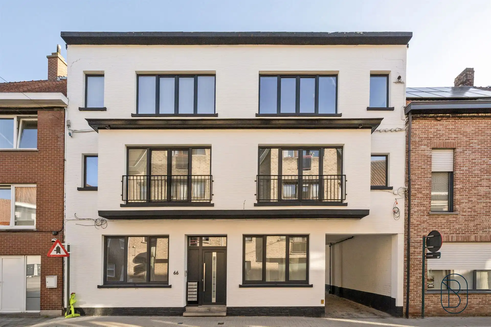 Gerenoveerd appartement met terras en garage in Wevelgem foto 9