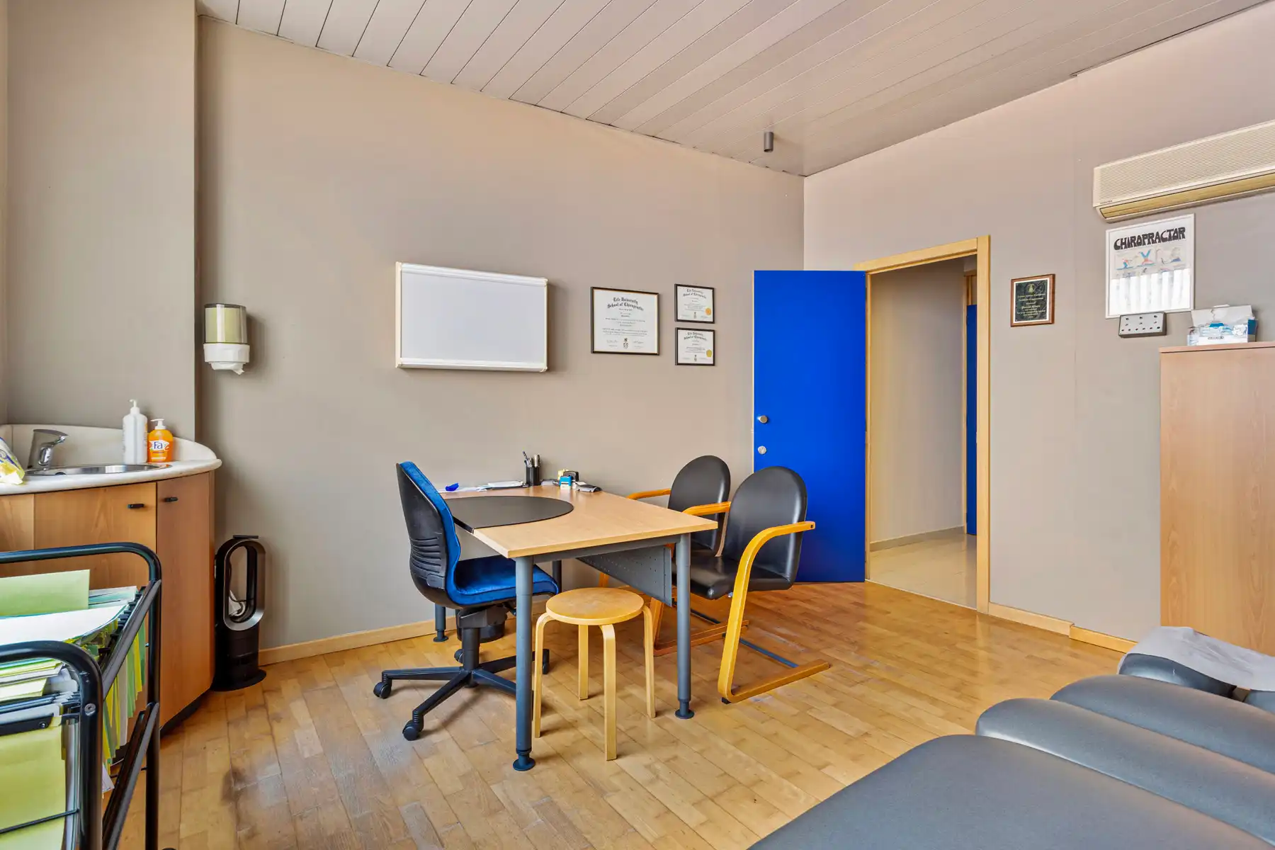 Gelijkvloerse praktijk + leefruimte en koer te centrum Halle foto 7